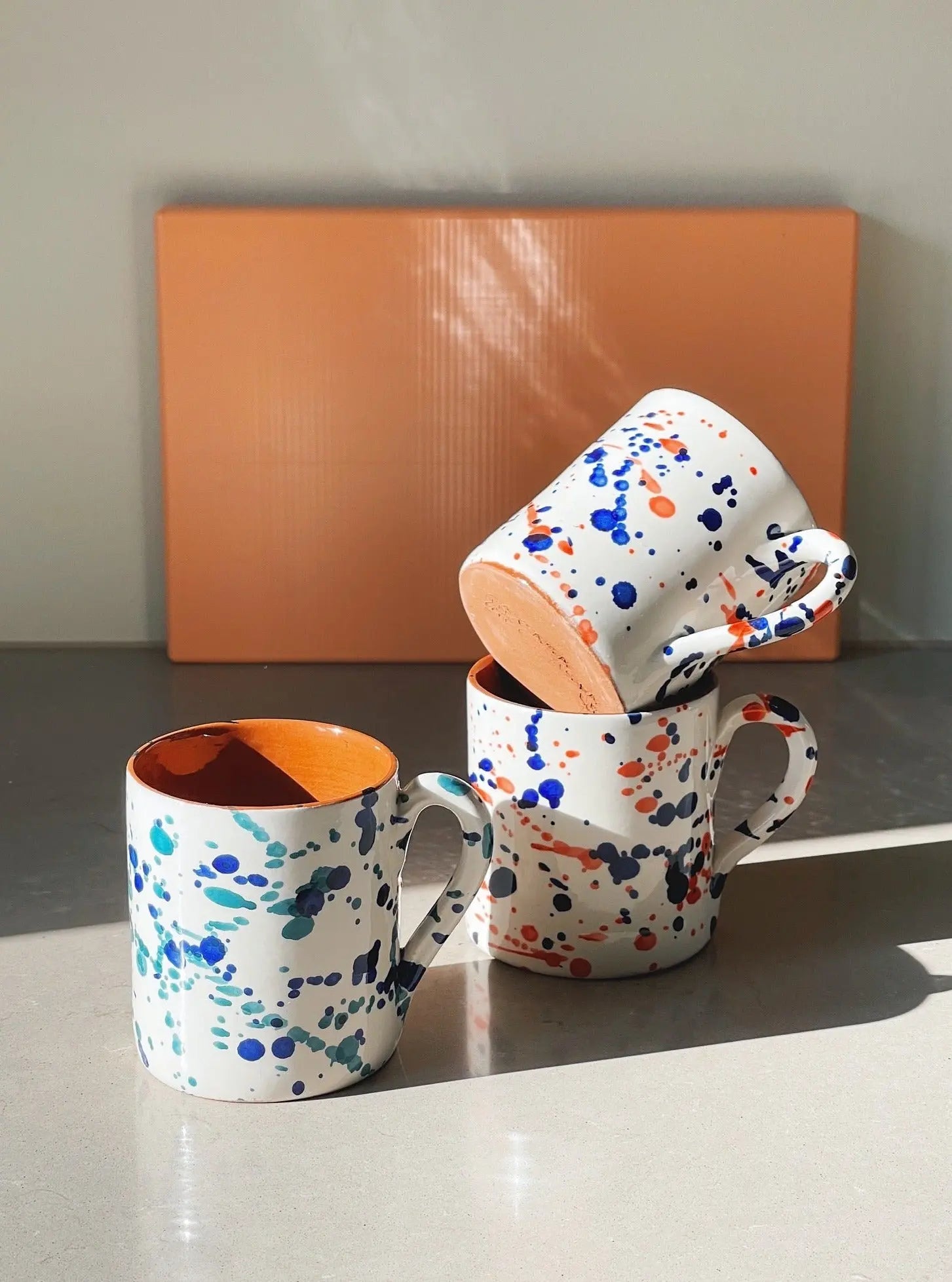 Håndlavet krus med blå og grøn splash Casa Cubista
