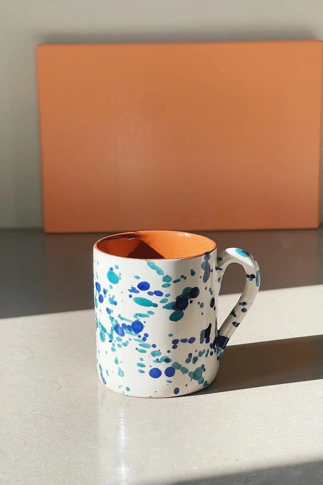 Håndlavet krus med blå og grøn splash Casa Cubista