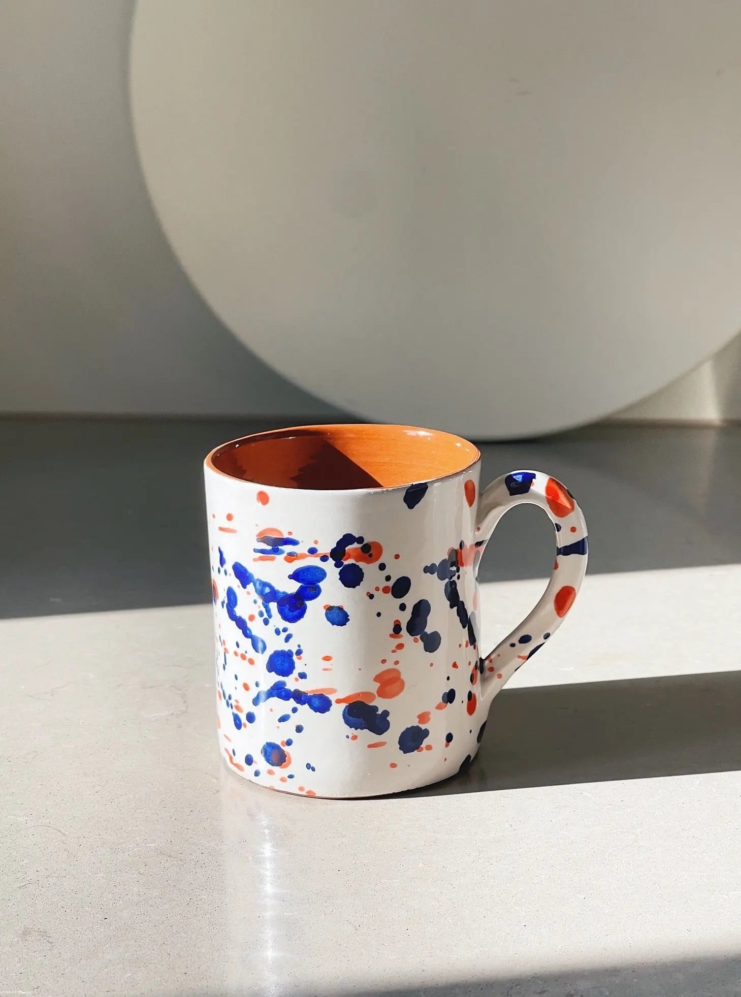 Håndlavet krus med blå og rød splash Casa Cubista