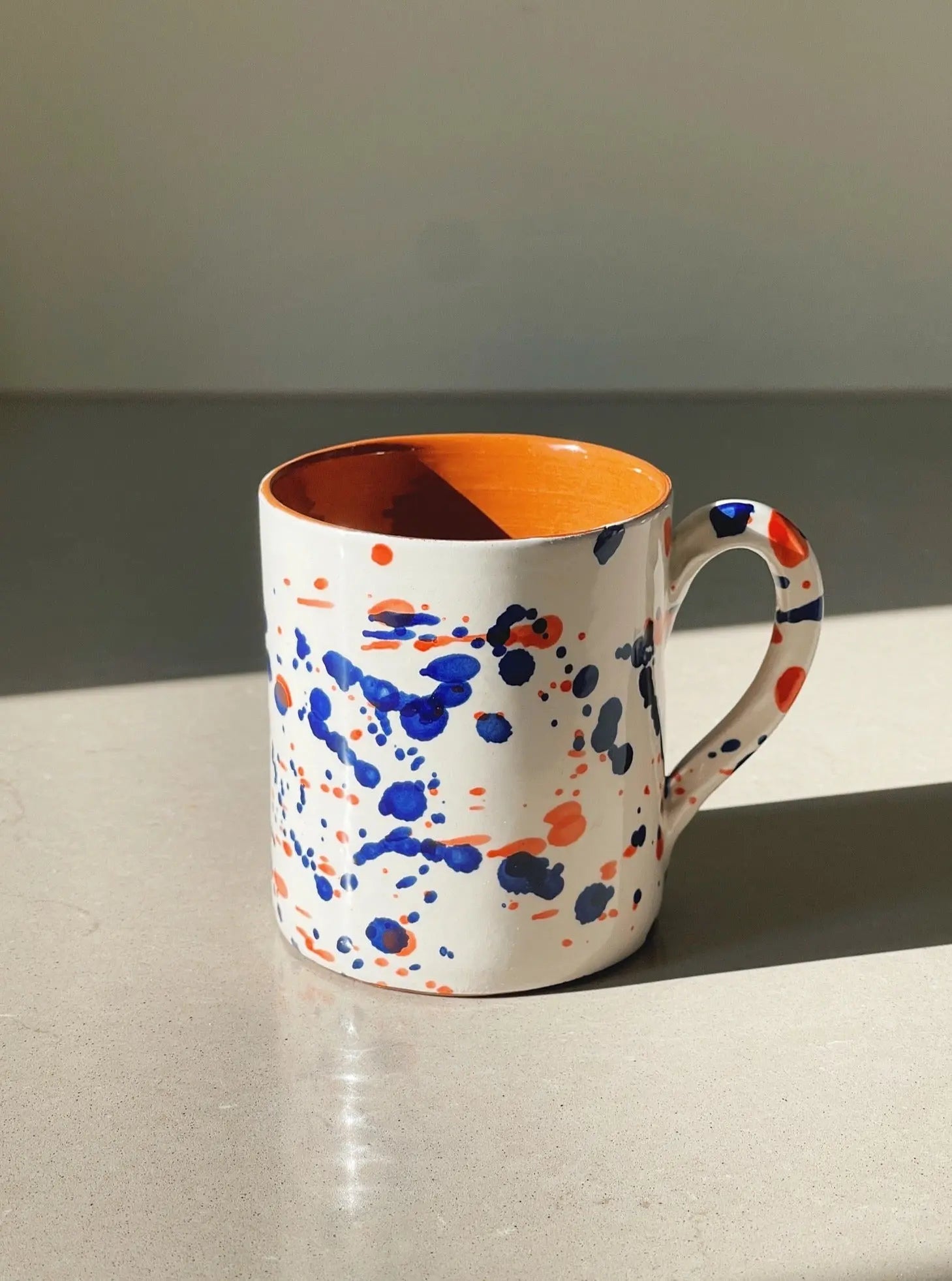 Håndlavet krus med blå og rød splash Casa Cubista