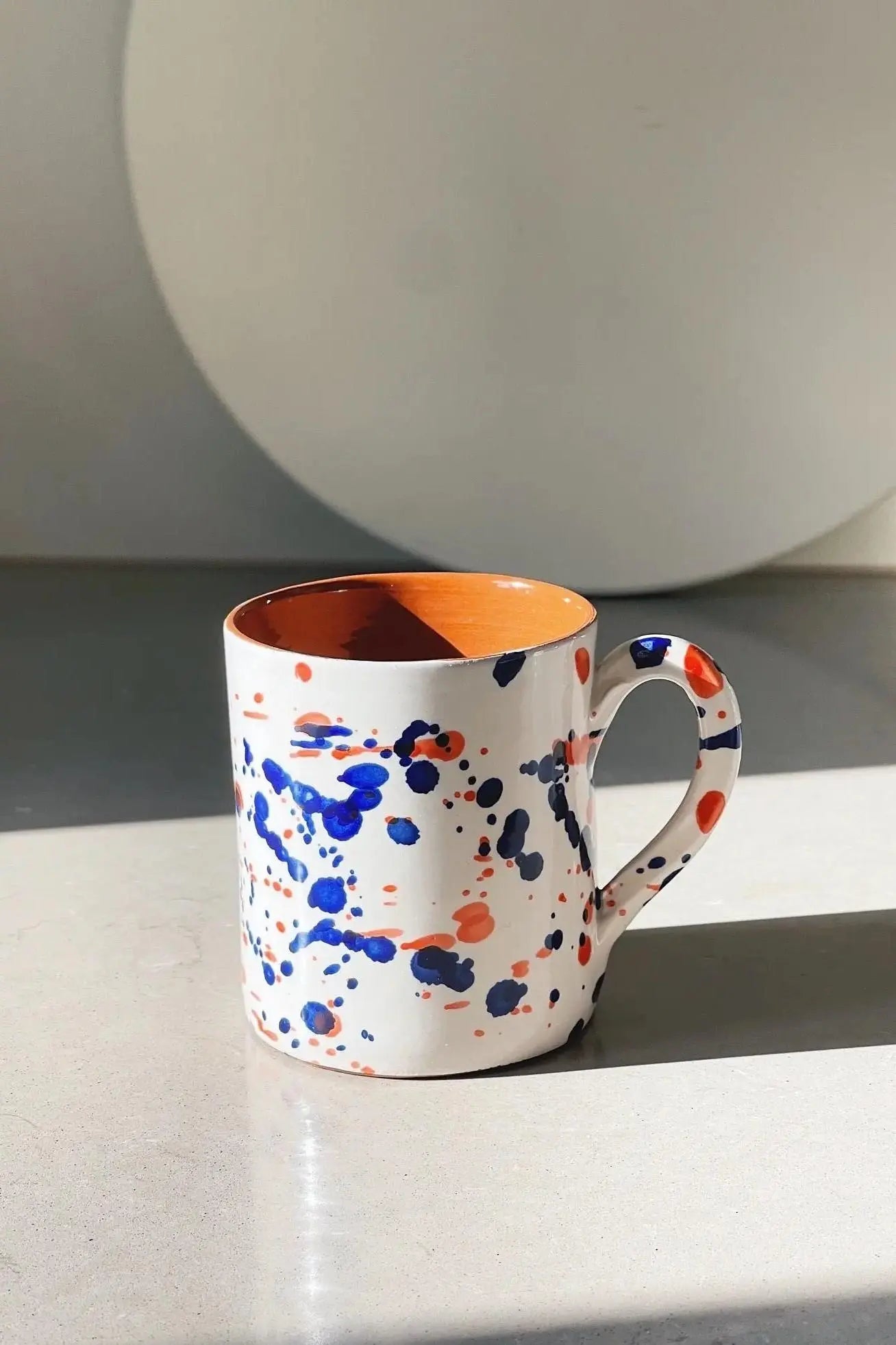 Håndlavet krus med blå og rød splash Casa Cubista