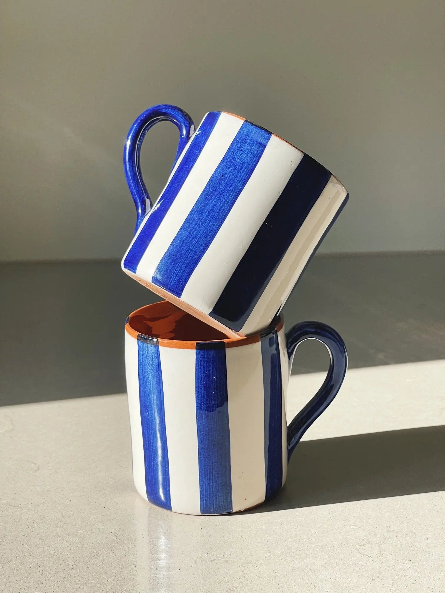 Håndlavet krus med hvide og blå striber Casa Cubista