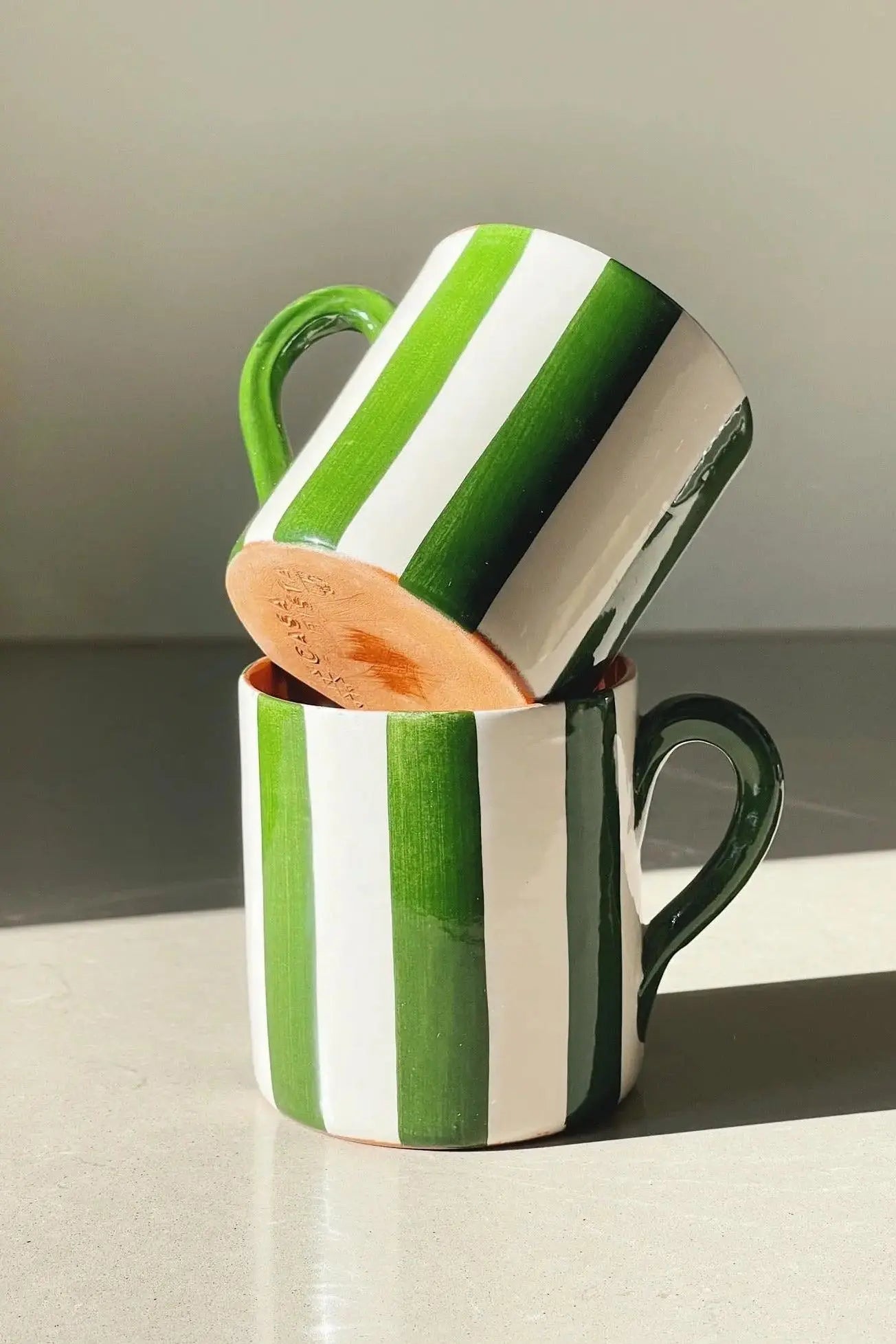 Håndlavet krus med hvide og grønne striber Casa Cubista