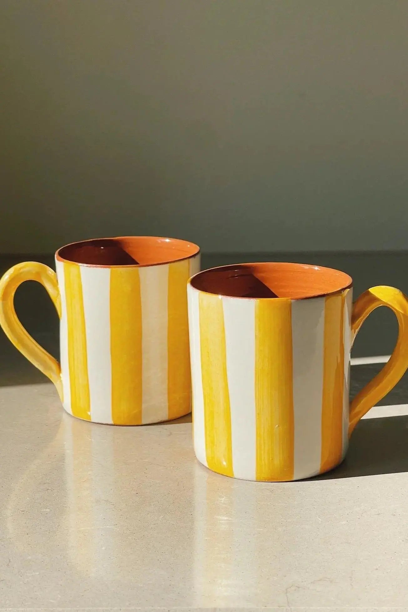 Håndlavet krus med hvide og gule striber Casa Cubista