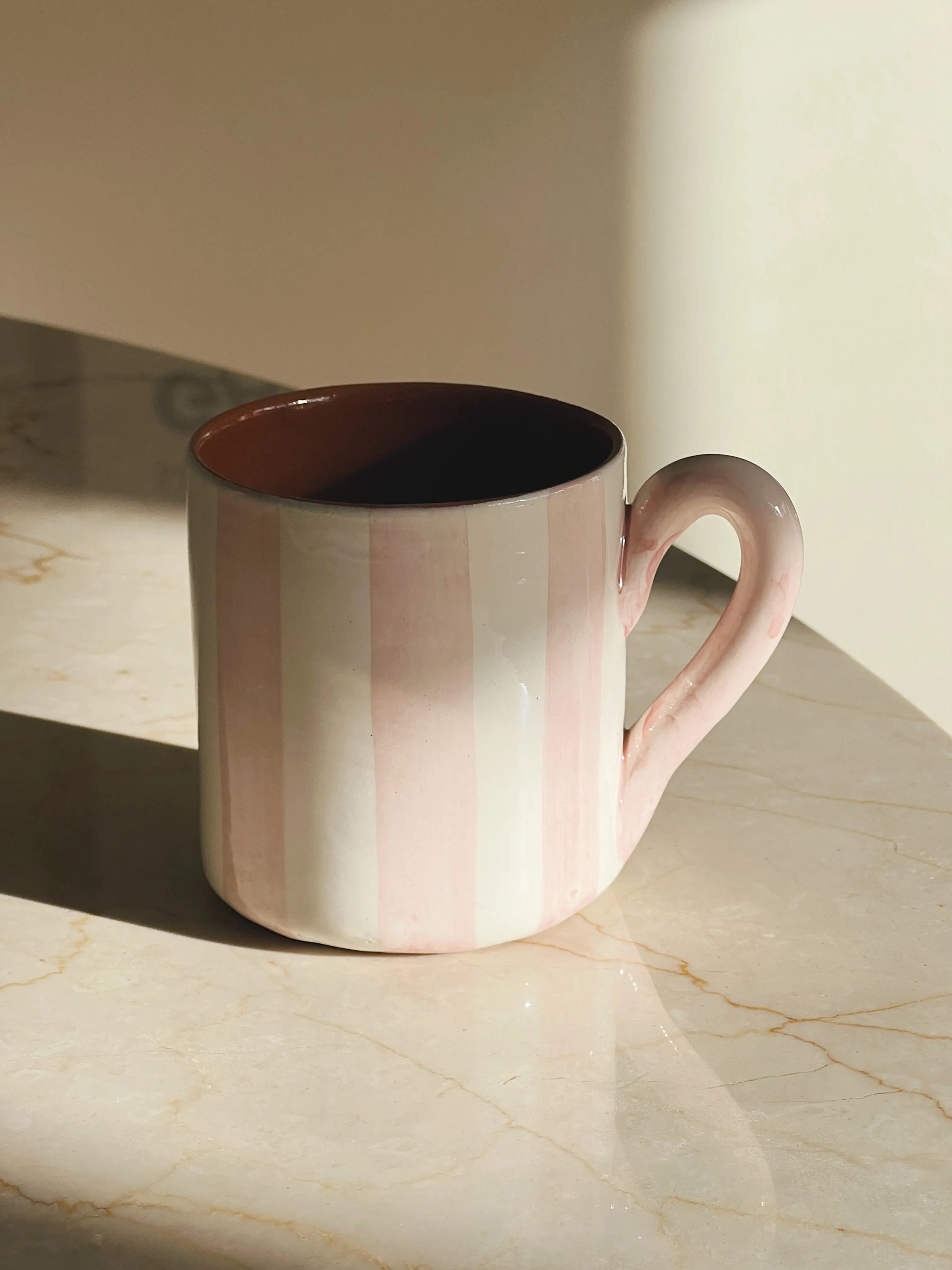 Håndlavet krus med hvide og lyserøde striber Casa Cubista