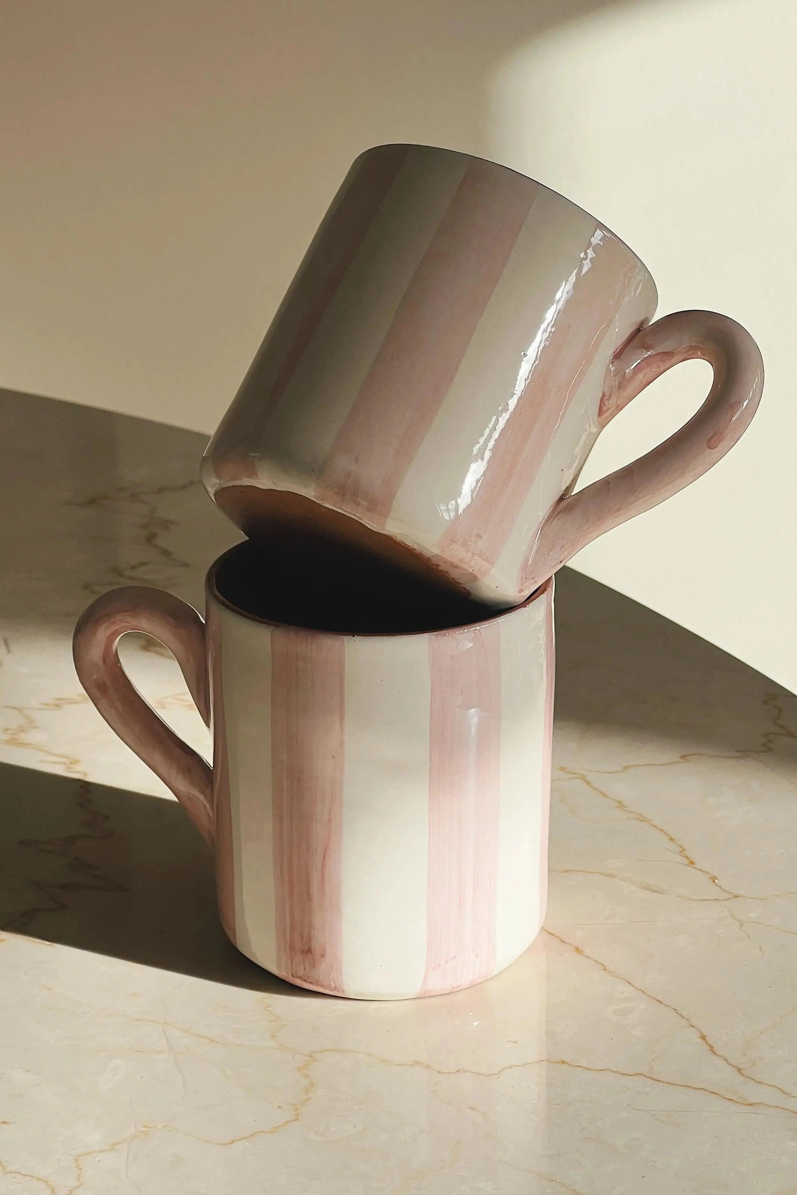 Håndlavet krus med hvide og lyserøde striber Casa Cubista