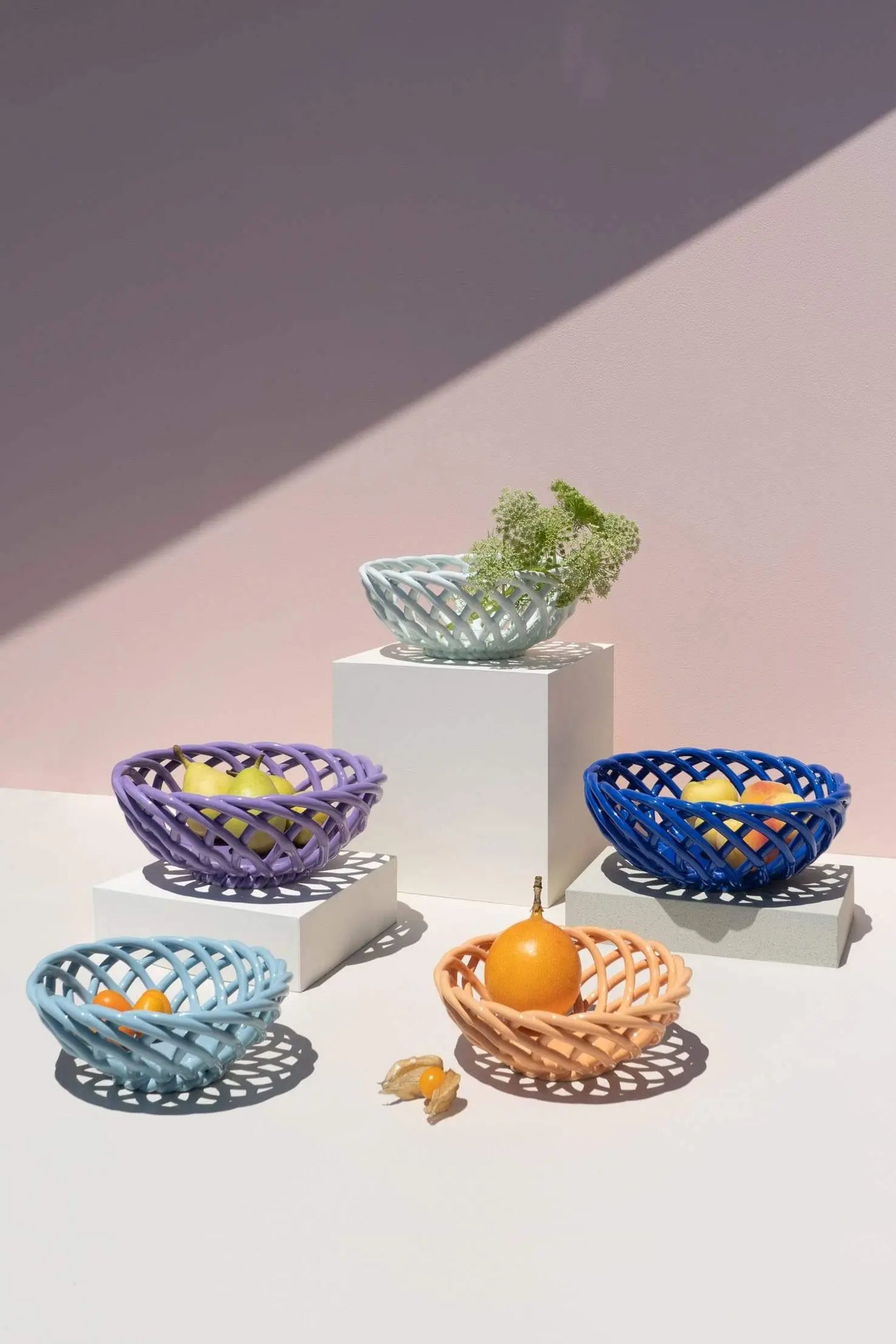 Håndlavet kurv i flettet keramik | Mandarin Studio Hafnia