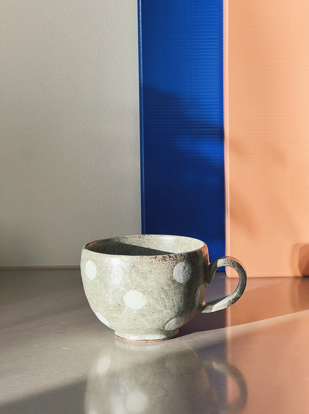 Håndlavet lysegrå /lysegrøn kop med hvide prikker med hank fra Japan i keramik Studio Hafnia
