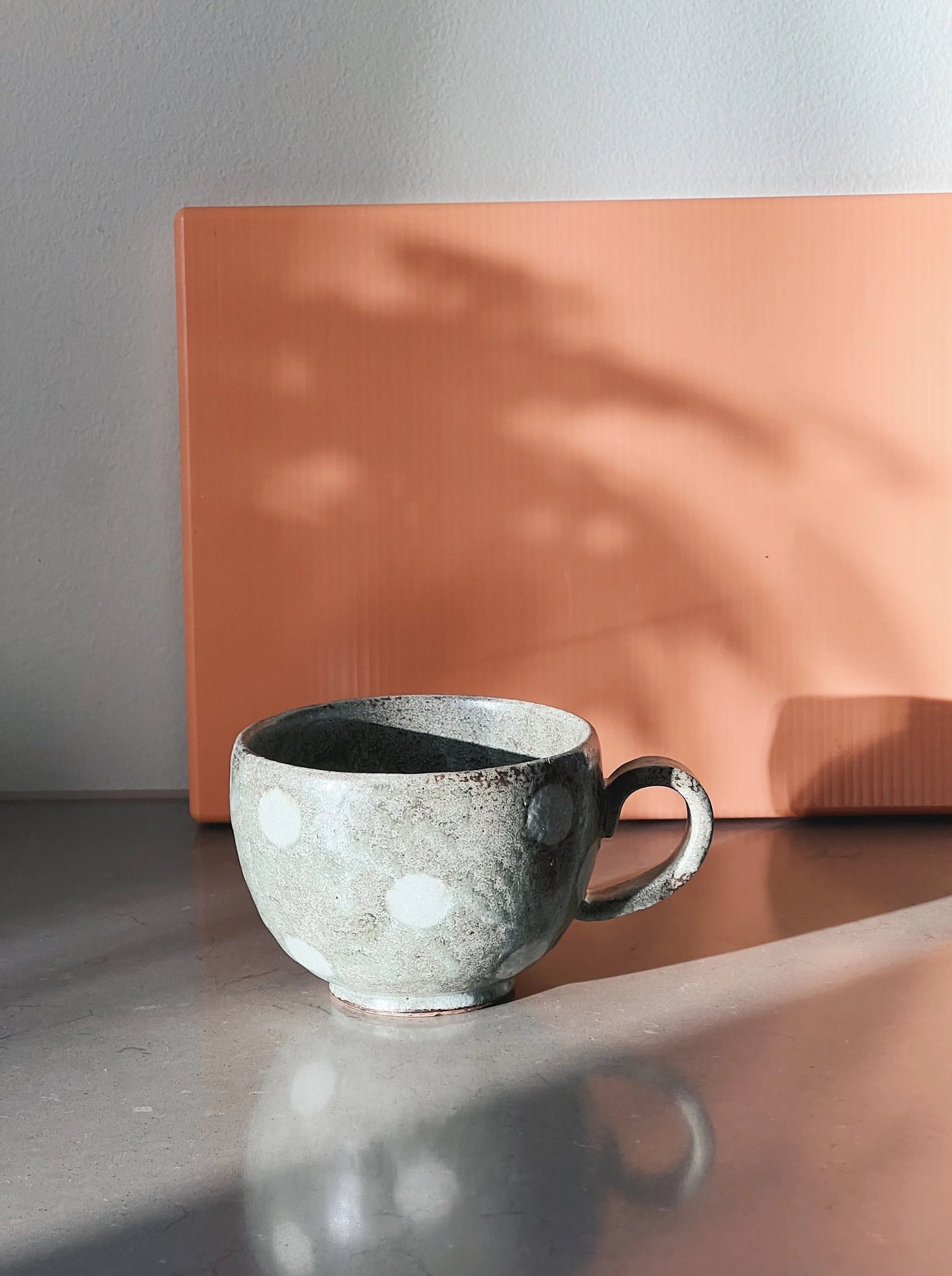 Håndlavet lysegrå /lysegrøn kop med hvide prikker med hank fra Japan i keramik Studio Hafnia