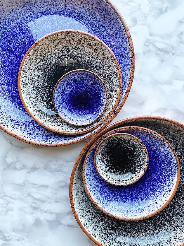 Håndlavet terracotta fad med blå og hvid splash/spray | Stor Casa Cubista