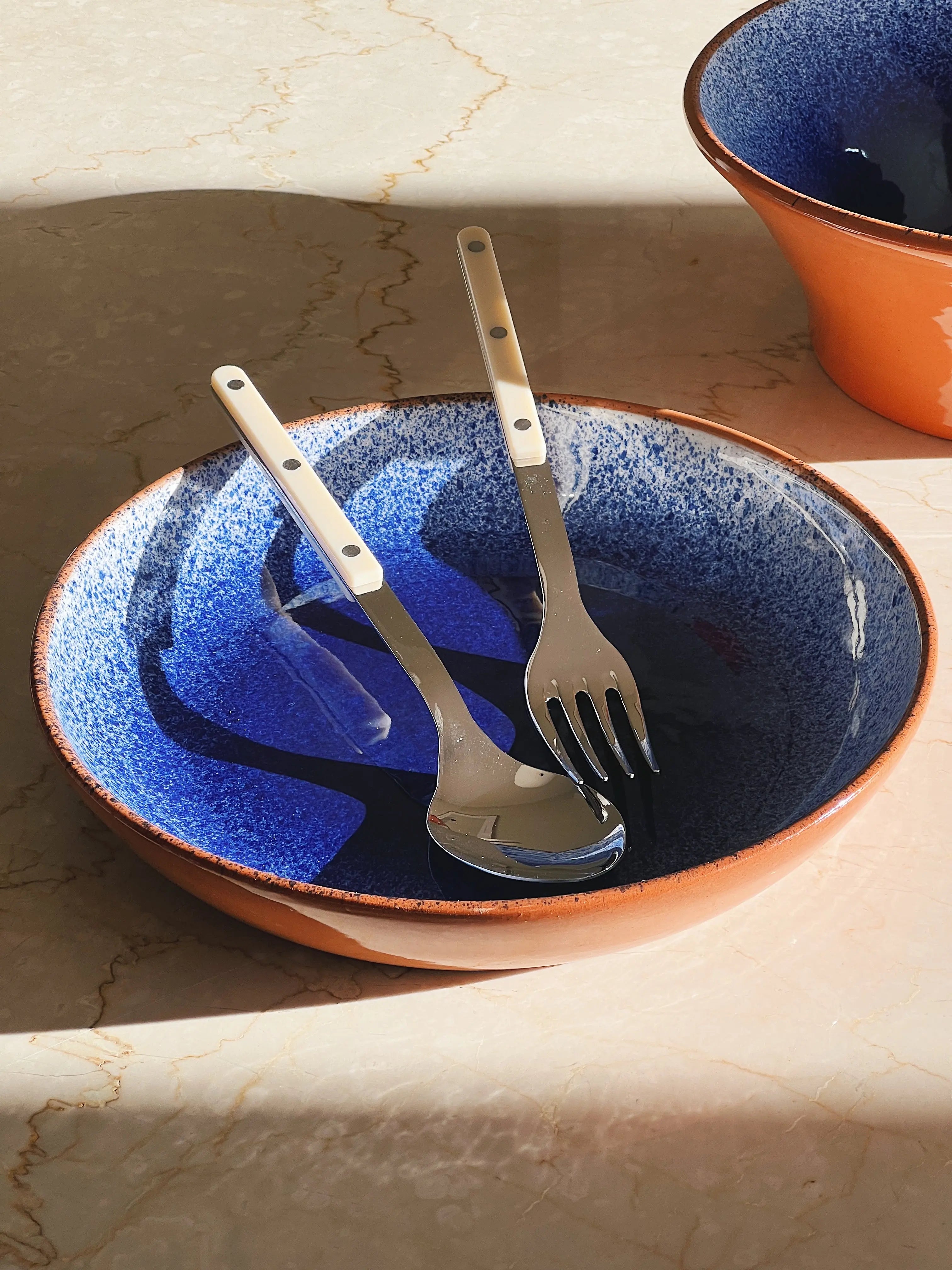 Håndlavet terracotta fad med blå og hvid splash/spray | Stor Casa Cubista