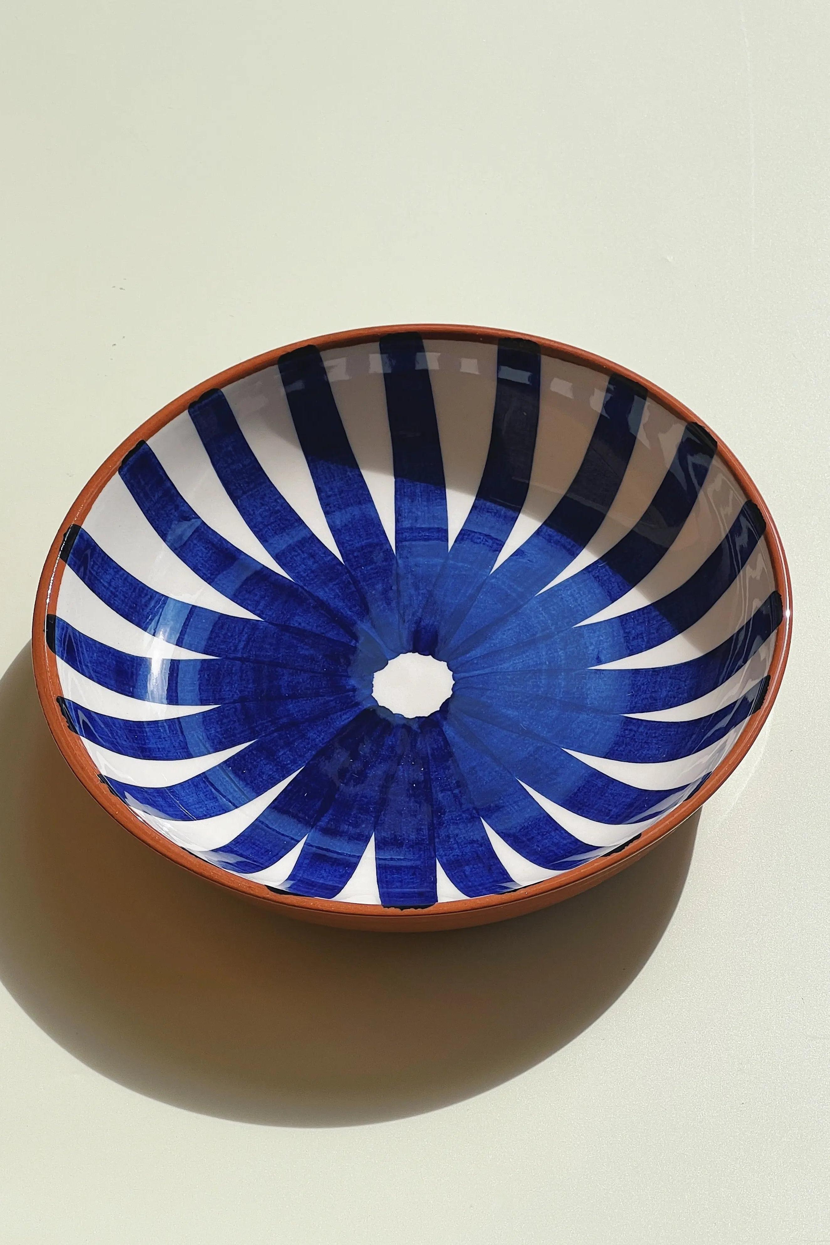 Håndlavet terracotta fad med blå og hvide striber | Lille Casa Cubista