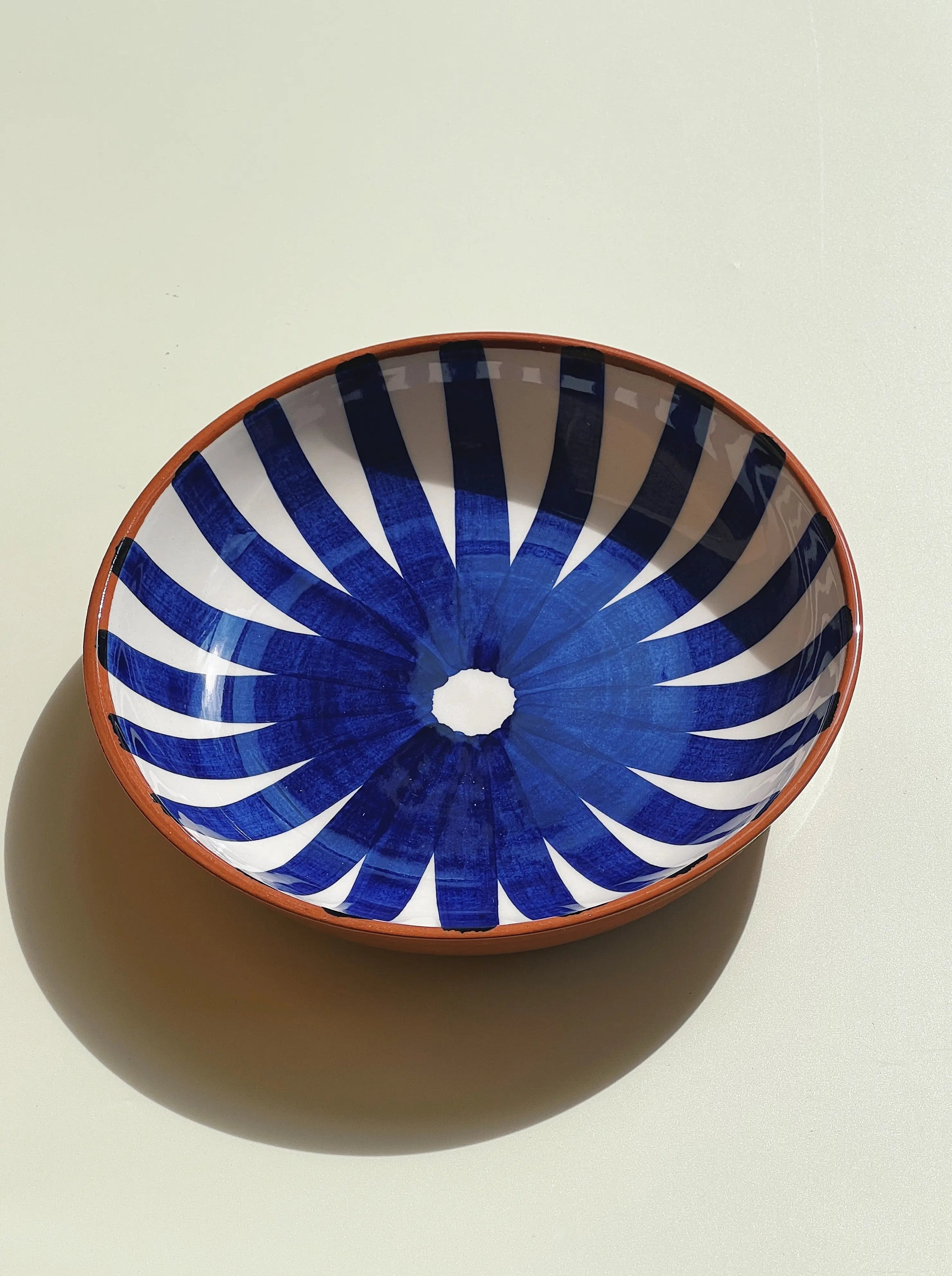 Håndlavet terracotta fad med blå og hvide striber | Lille Casa Cubista