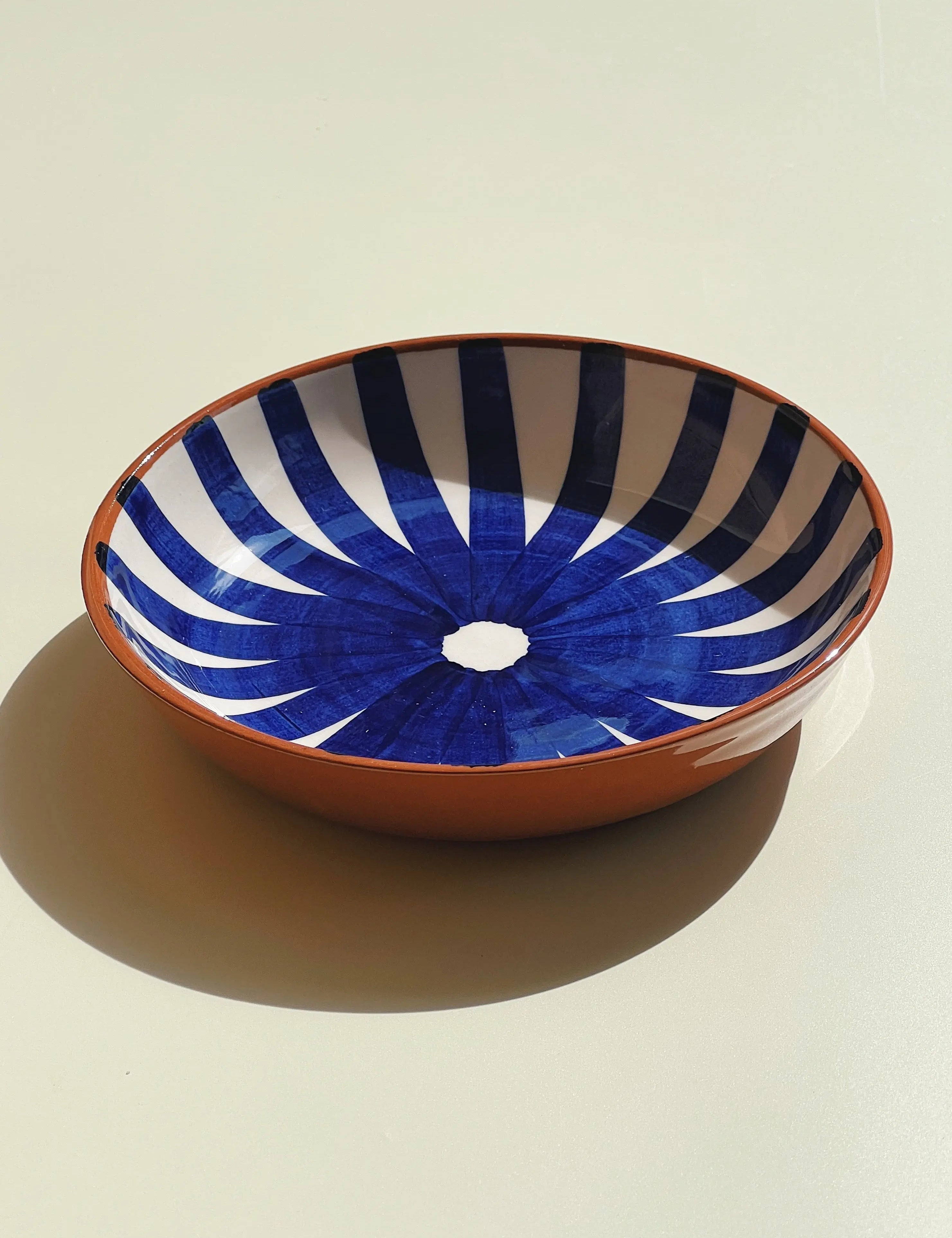 Håndlavet terracotta fad med blå og hvide striber | Lille Casa Cubista