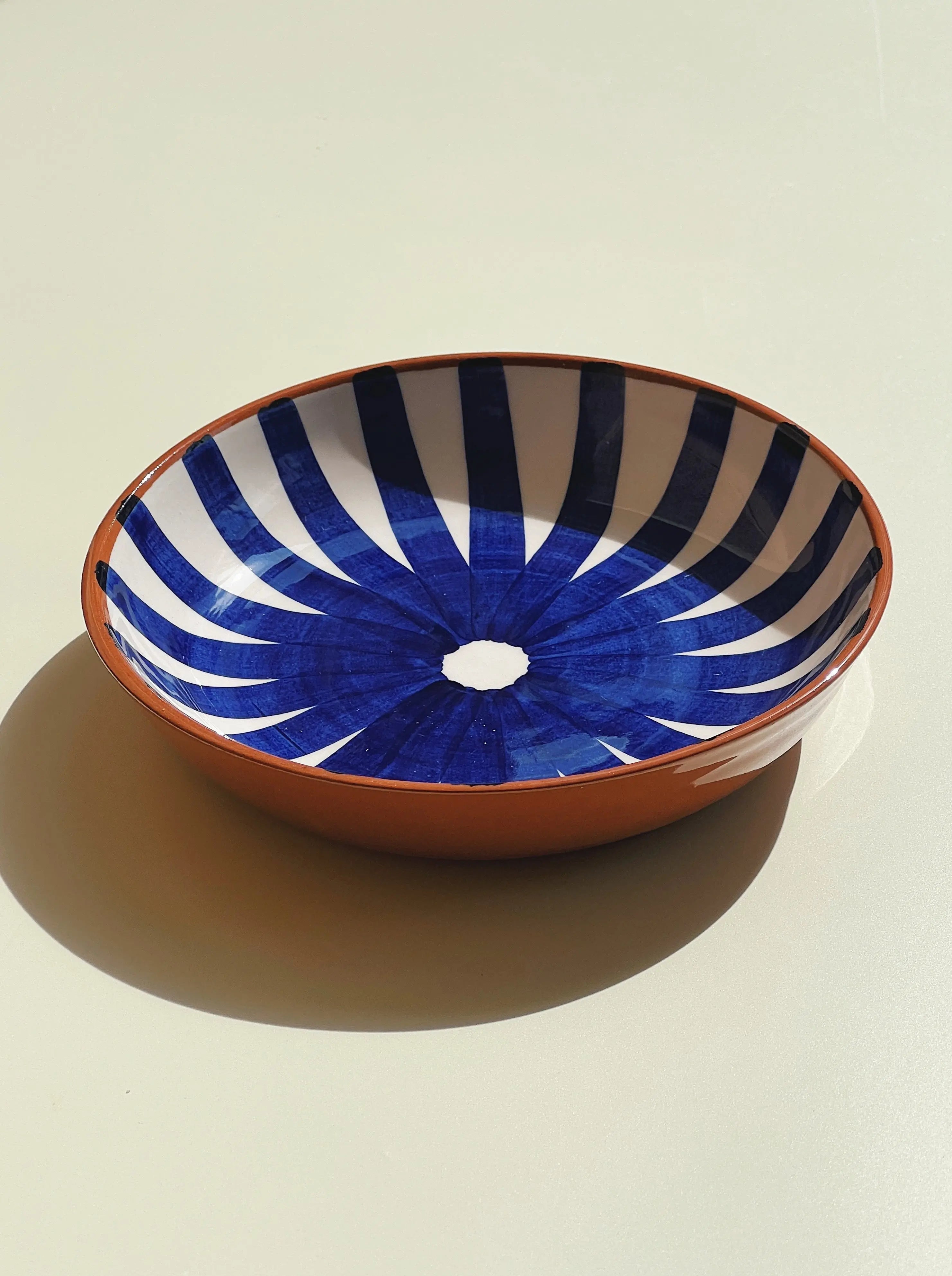 Håndlavet terracotta fad med blå og hvide striber | Lille Casa Cubista