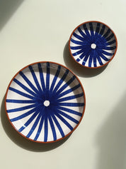 Håndlavet terracotta fad med blå og hvide striber | Lille Casa Cubista