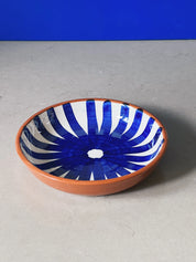 Håndlavet terracotta fad med blå og hvide striber | Lille Casa Cubista