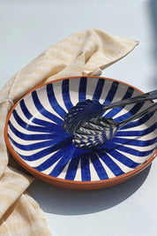 Håndlavet terracotta fad med blå og hvide striber | Stor Casa Cubista