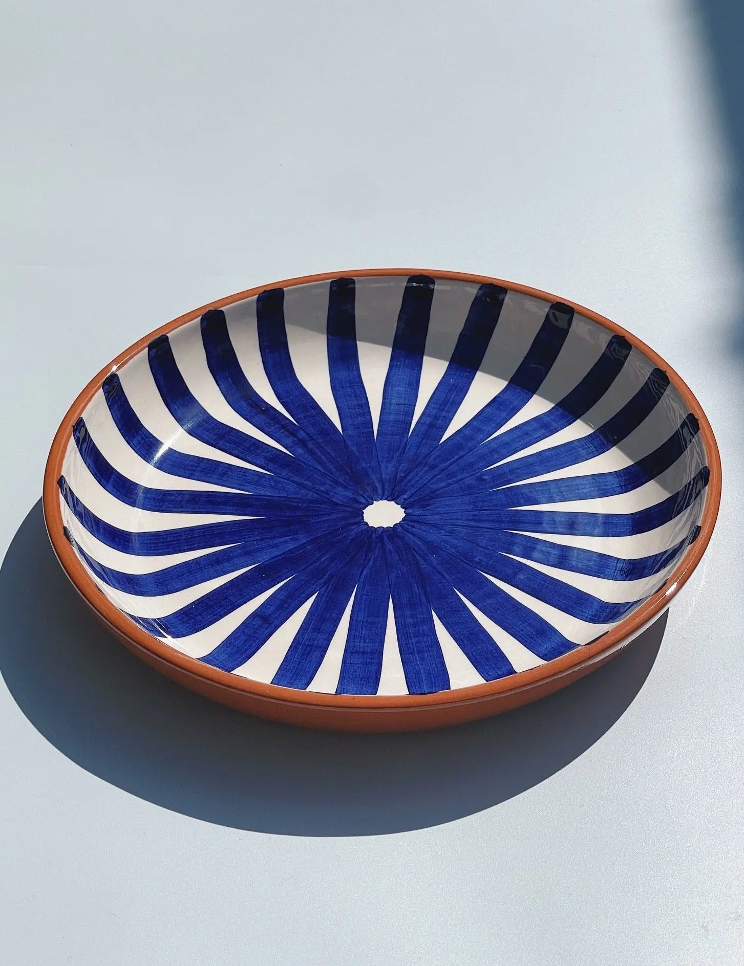 Håndlavet terracotta fad med blå og hvide striber | Stor Casa Cubista