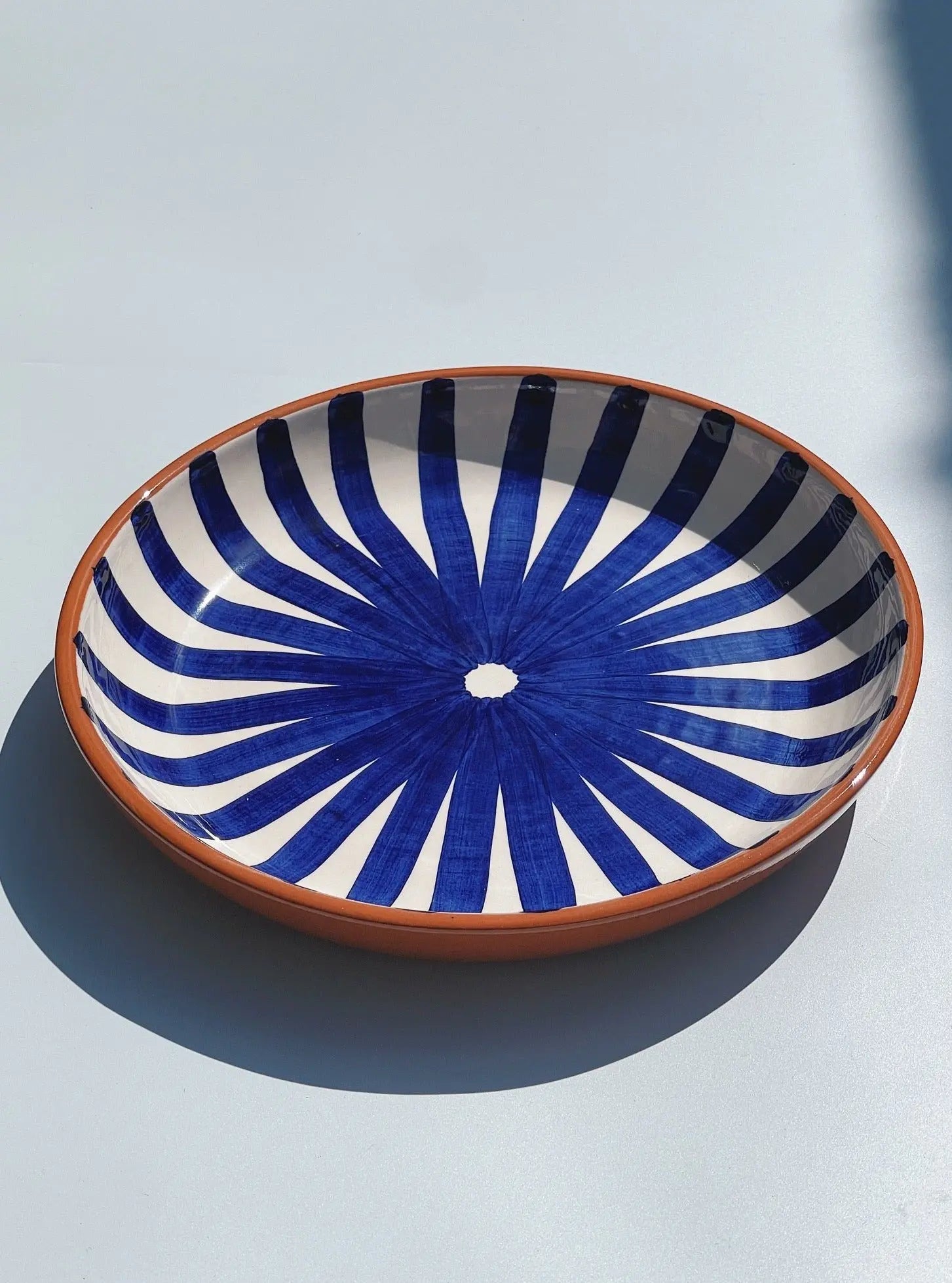 Håndlavet terracotta fad med blå og hvide striber | Stor Casa Cubista