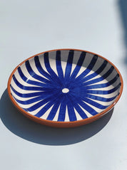 Håndlavet terracotta fad med blå og hvide striber | Stor Casa Cubista