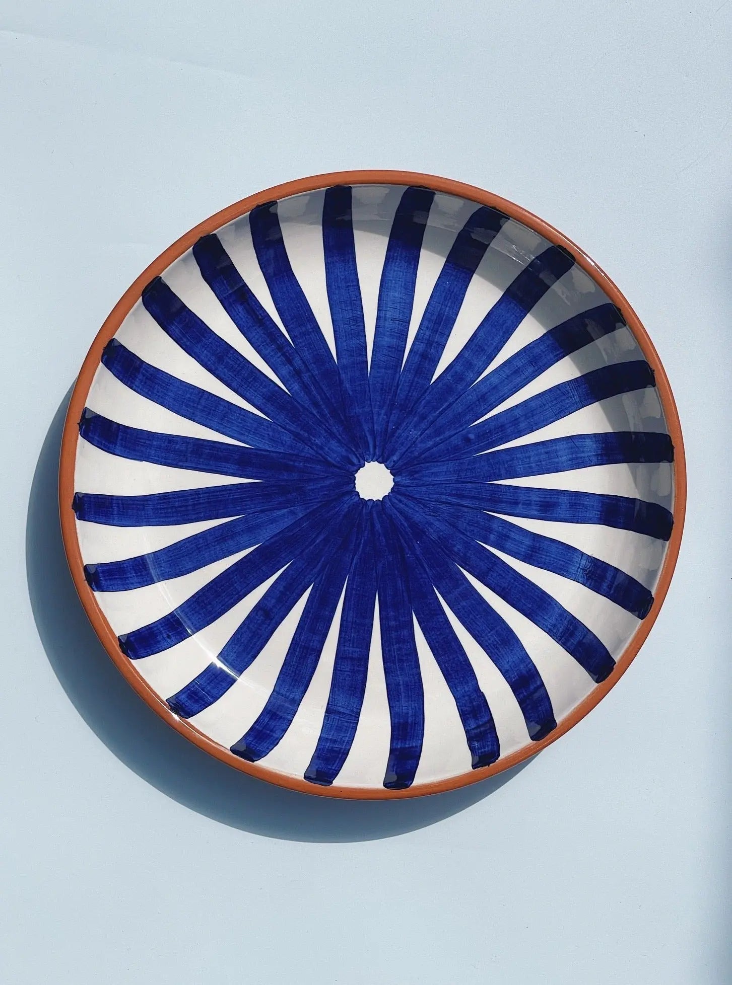 Håndlavet terracotta fad med blå og hvide striber | Stor Casa Cubista
