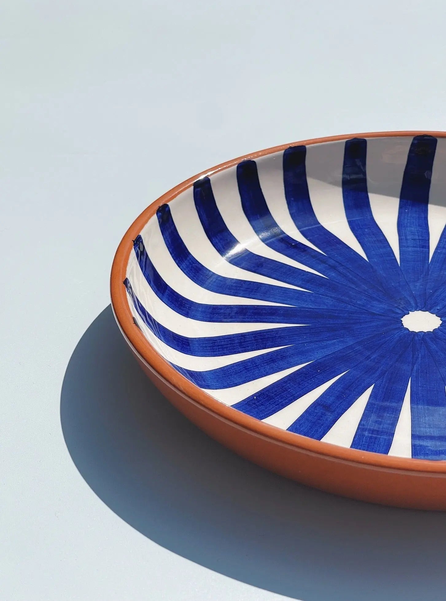 Håndlavet terracotta fad med blå og hvide striber | Stor Casa Cubista
