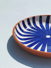 Håndlavet terracotta fad med blå og hvide striber | Stor Casa Cubista