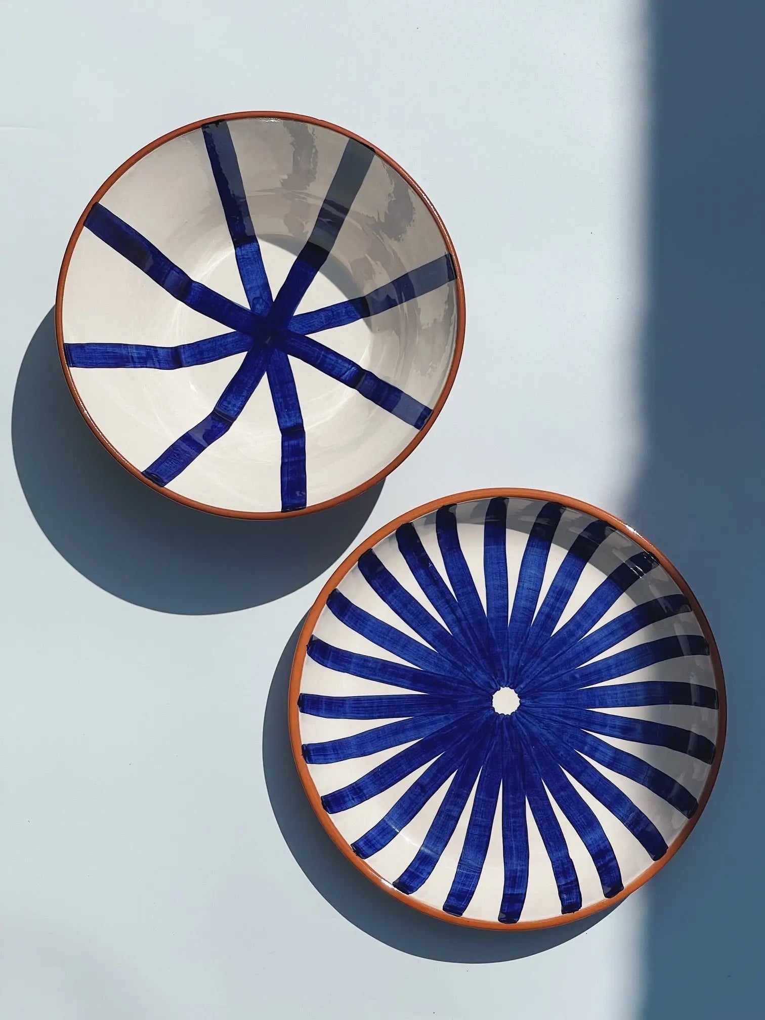 Håndlavet terracotta fad med blå og hvide striber | Stor Casa Cubista