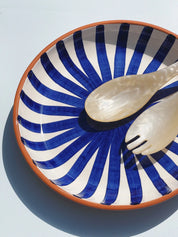 Håndlavet terracotta fad med blå og hvide striber | Stor Casa Cubista