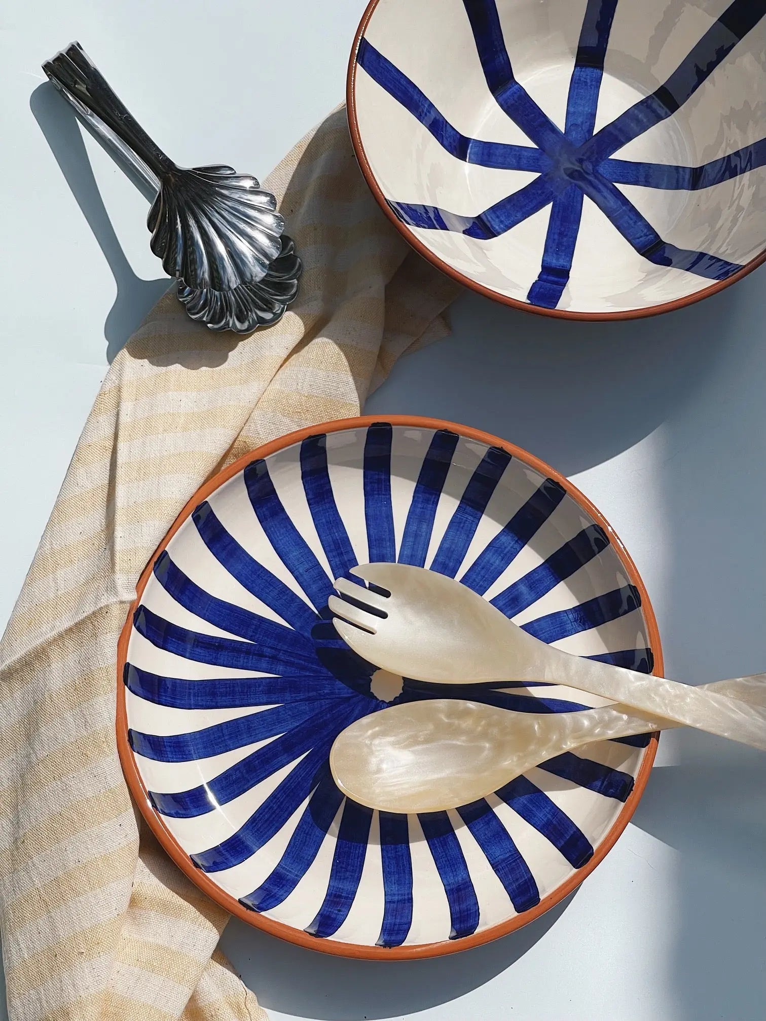 Håndlavet terracotta fad med blå og hvide striber | Stor Casa Cubista