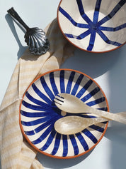 Håndlavet terracotta fad med blå og hvide striber | Stor Casa Cubista