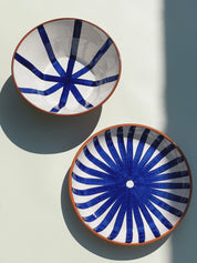 Håndlavet terracotta fad med blå og hvide striber | Stor Casa Cubista