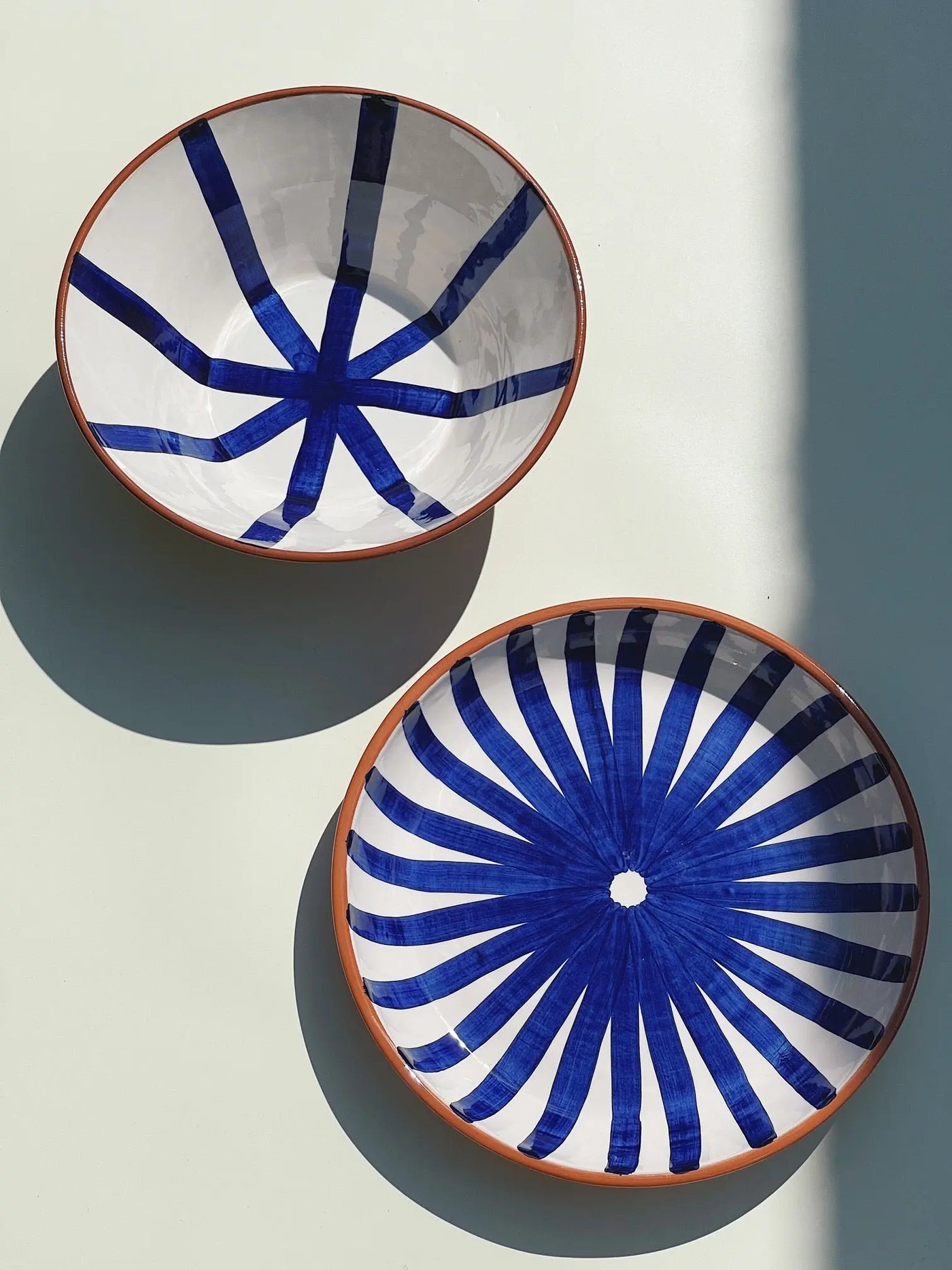 Håndlavet terracotta fad med blå og hvide striber | Stor Casa Cubista