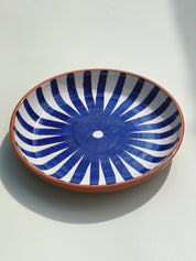 Håndlavet terracotta fad med blå og hvide striber | Stor Casa Cubista