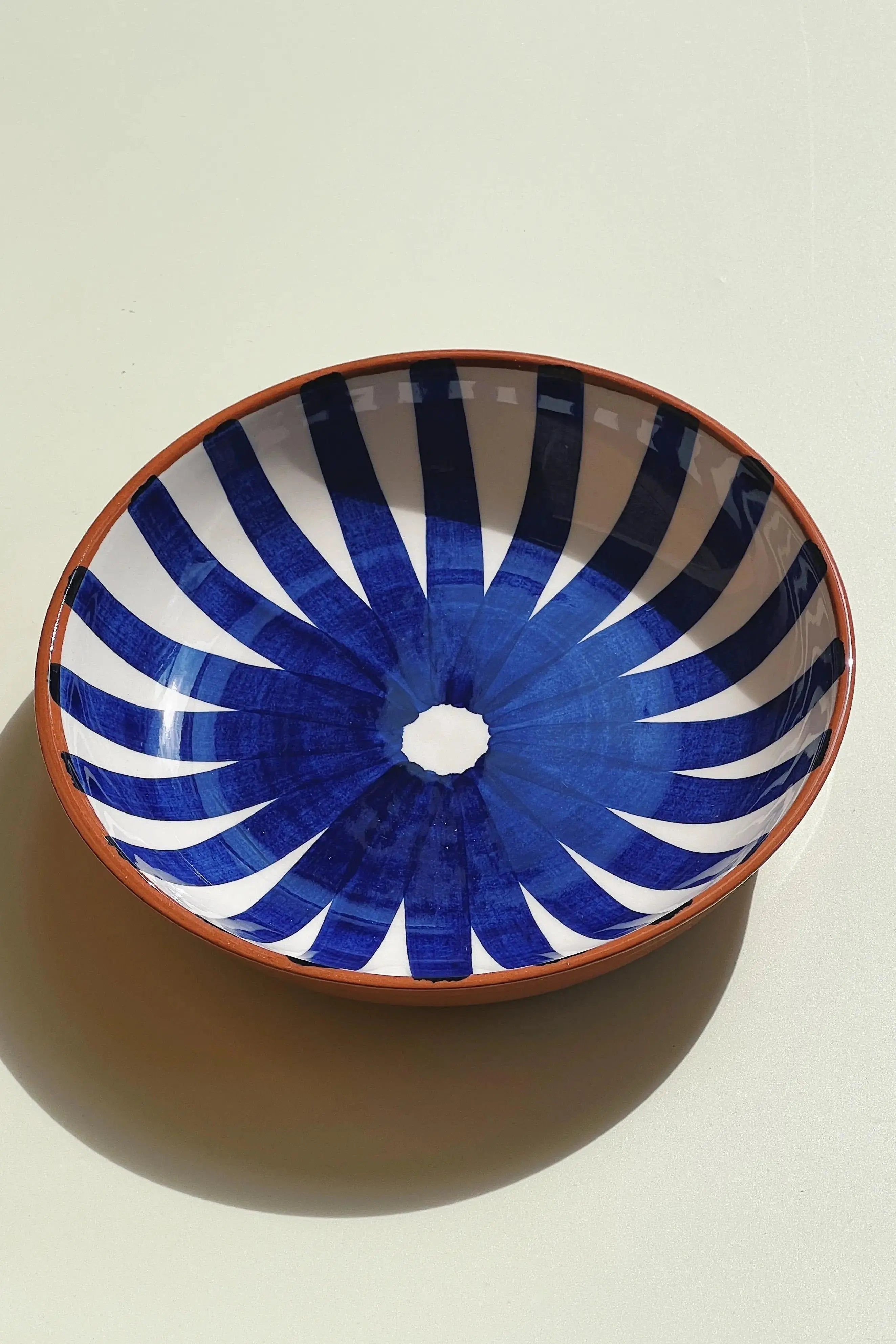 Håndlavet terracotta fad med blå og hvide striber | Lille Casa Cubista