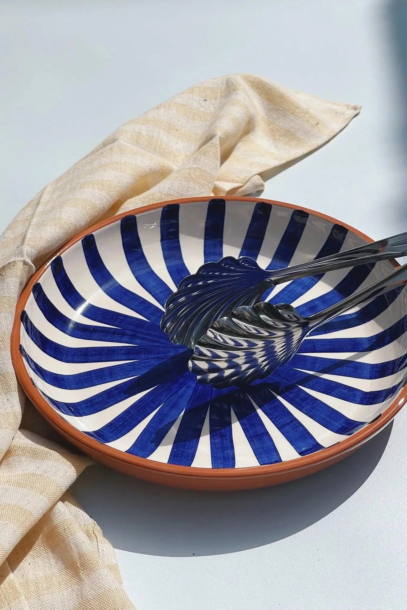 Håndlavet terracotta fad med blå og hvide striber | Stor Casa Cubista