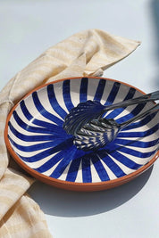 Håndlavet terracotta fad med blå og hvide striber | Stor Casa Cubista