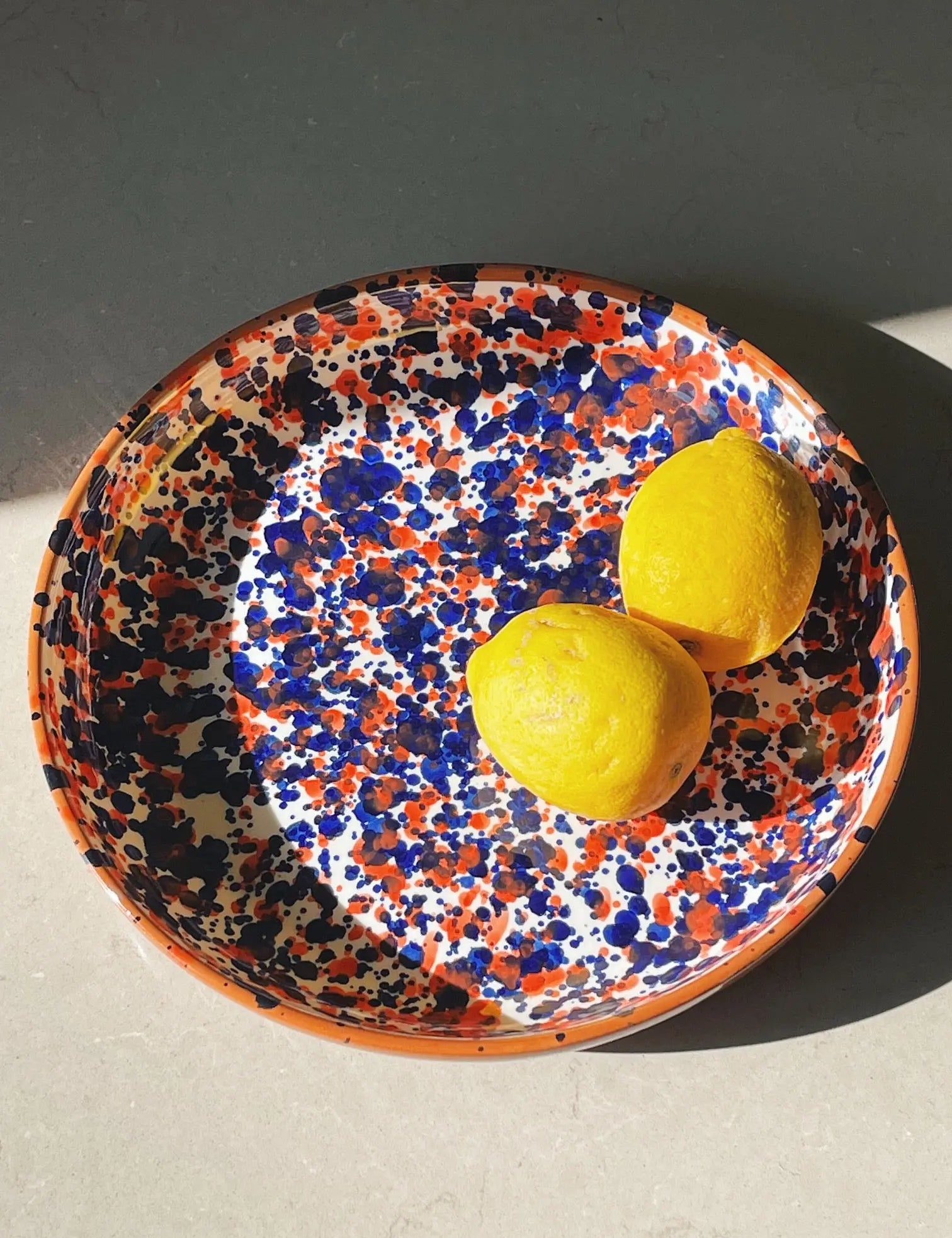 Håndlavet terracotta fad med blå og rød splash Casa Cubista