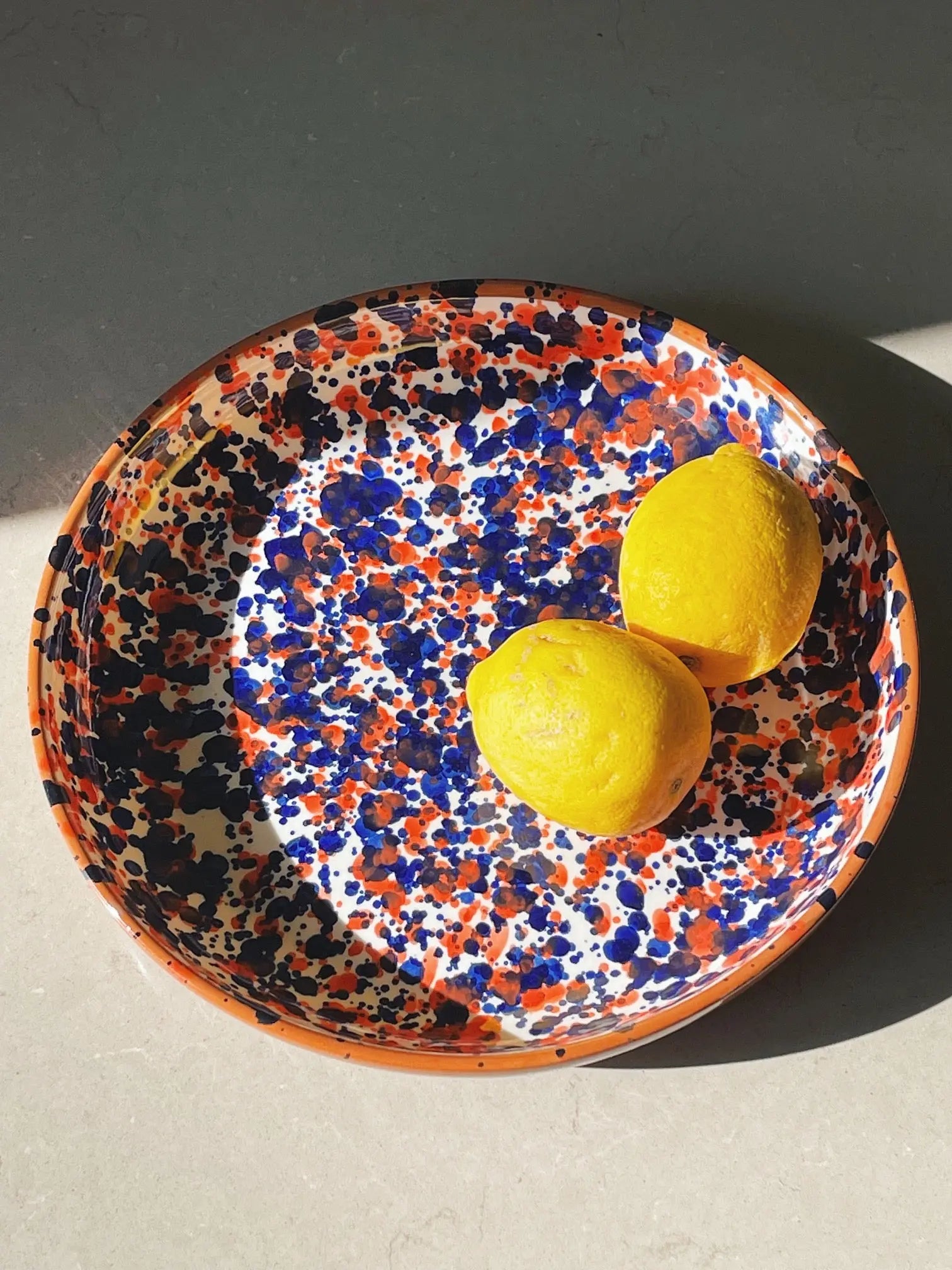 Håndlavet terracotta fad med blå og rød splash Casa Cubista