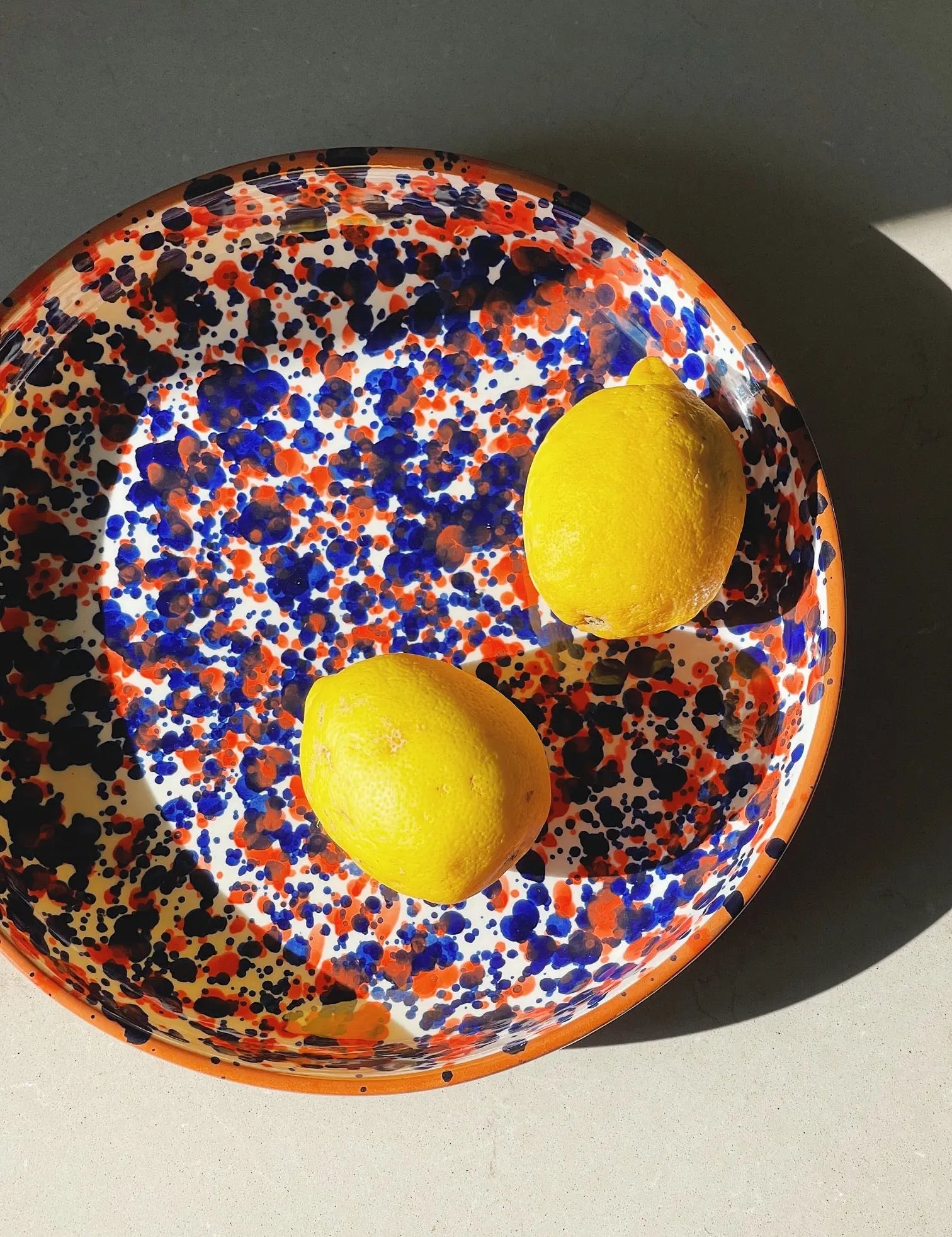 Håndlavet terracotta fad med blå og rød splash Casa Cubista