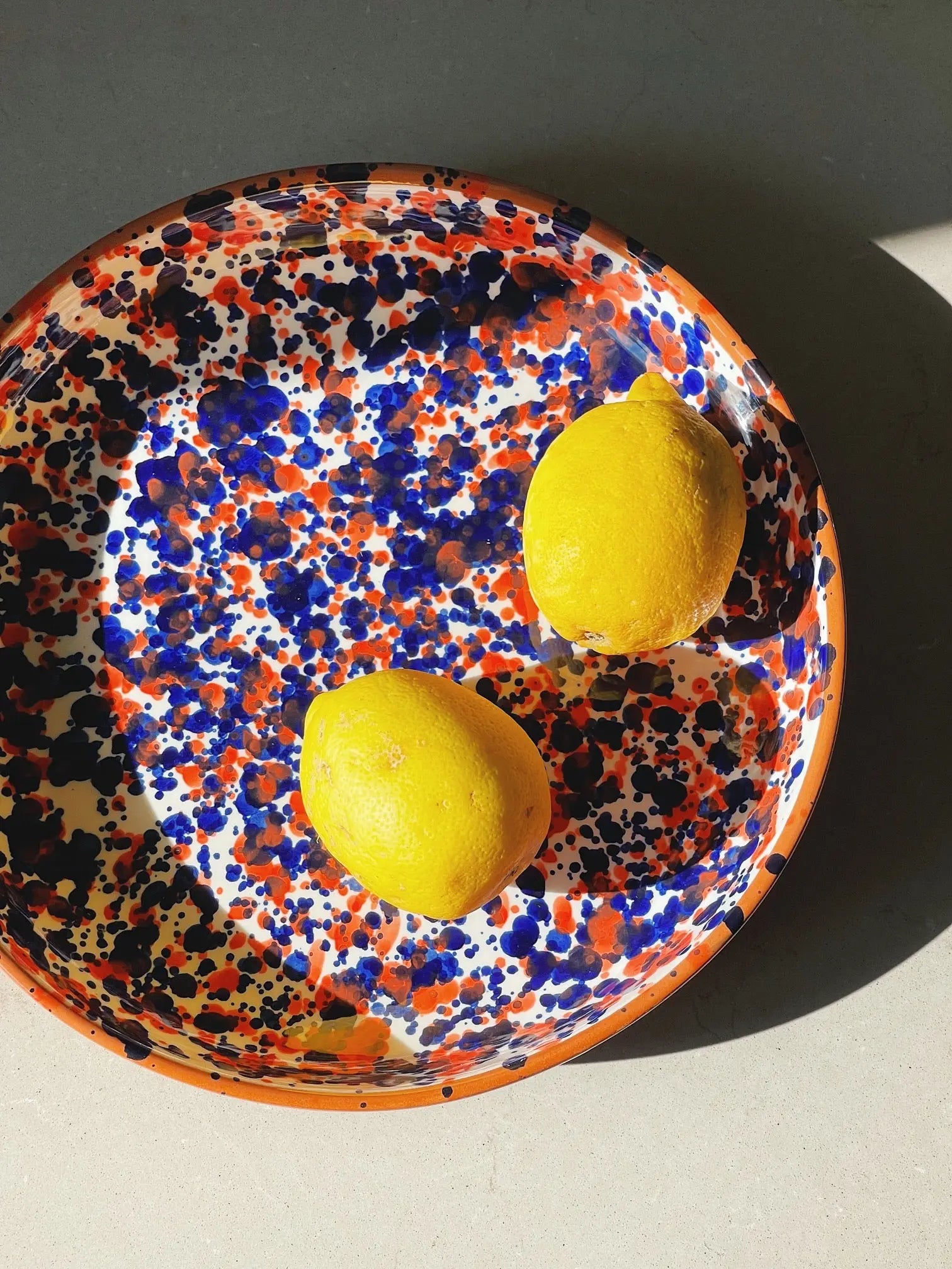 Håndlavet terracotta fad med blå og rød splash Casa Cubista