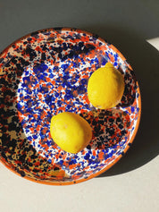 Håndlavet terracotta fad med blå og rød splash Casa Cubista