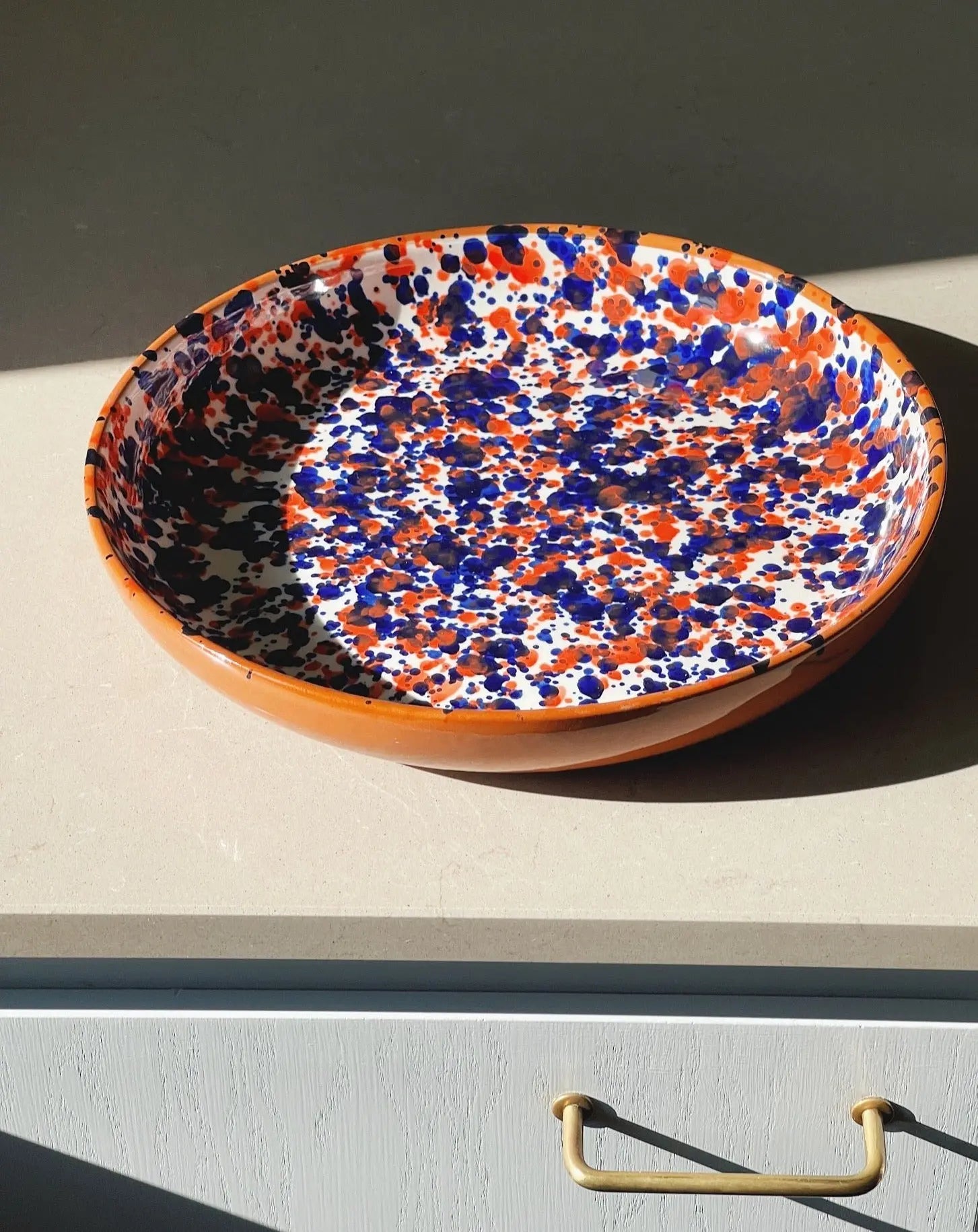 Håndlavet terracotta fad med blå og rød splash Casa Cubista