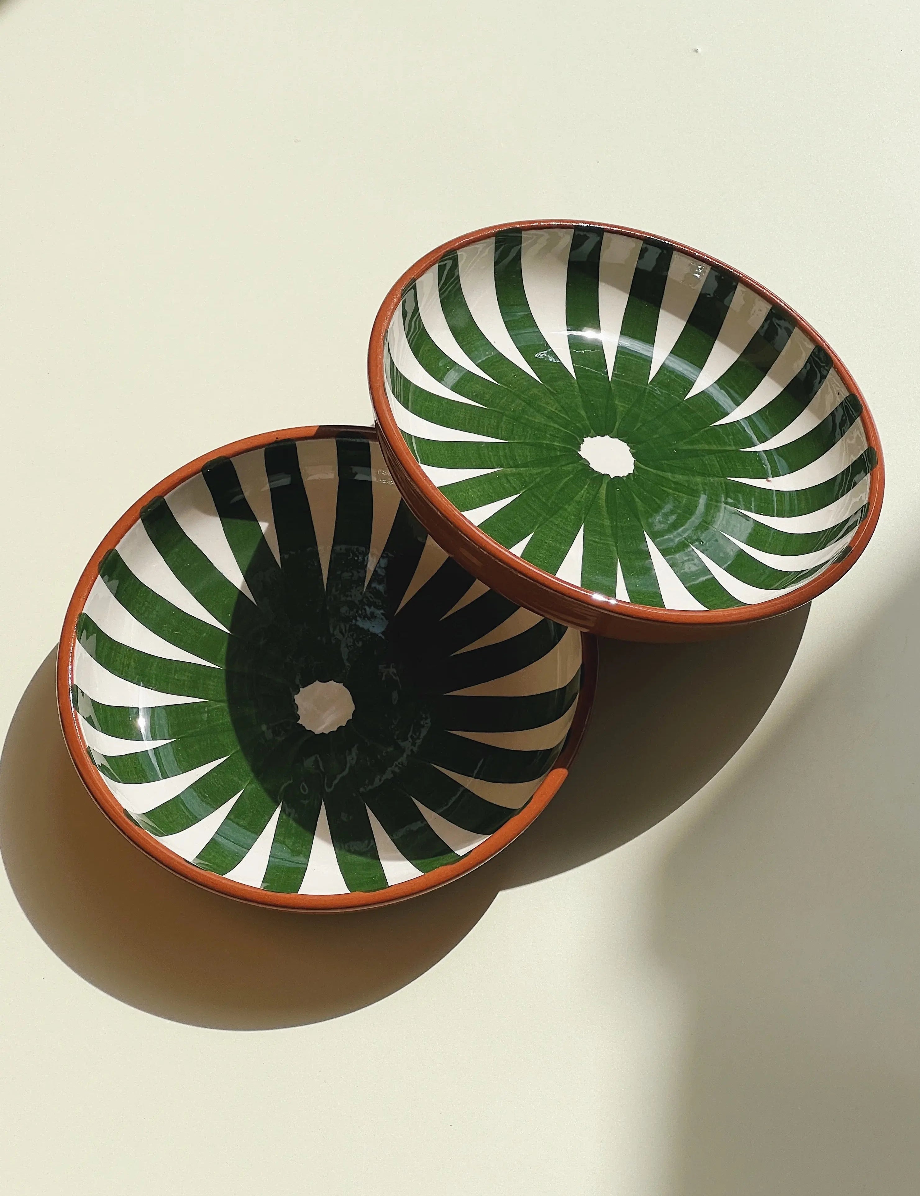 Håndlavet terracotta fad med grønne og hvide striber | Lille Casa Cubista
