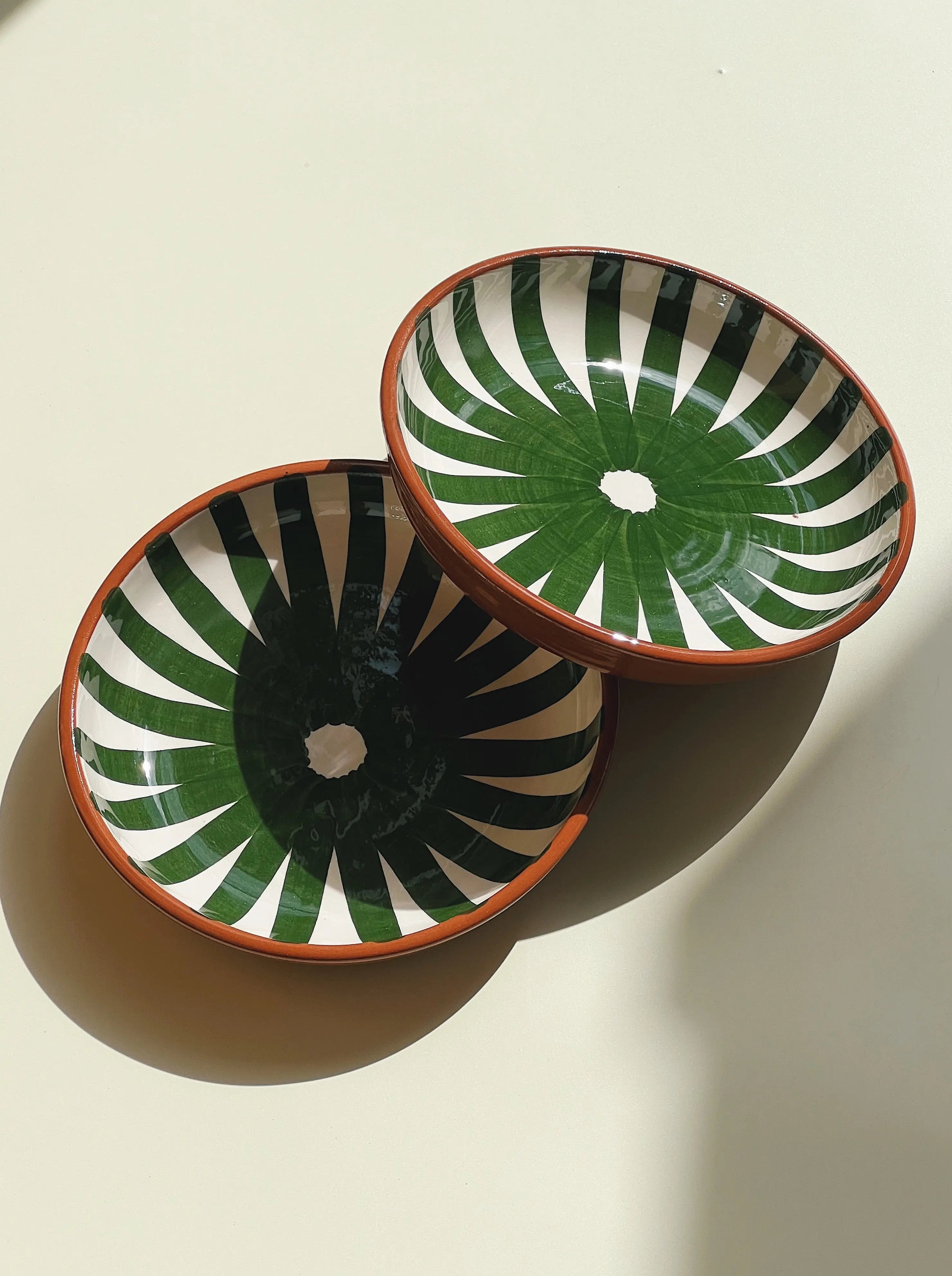 Håndlavet terracotta fad med grønne og hvide striber | Lille Casa Cubista