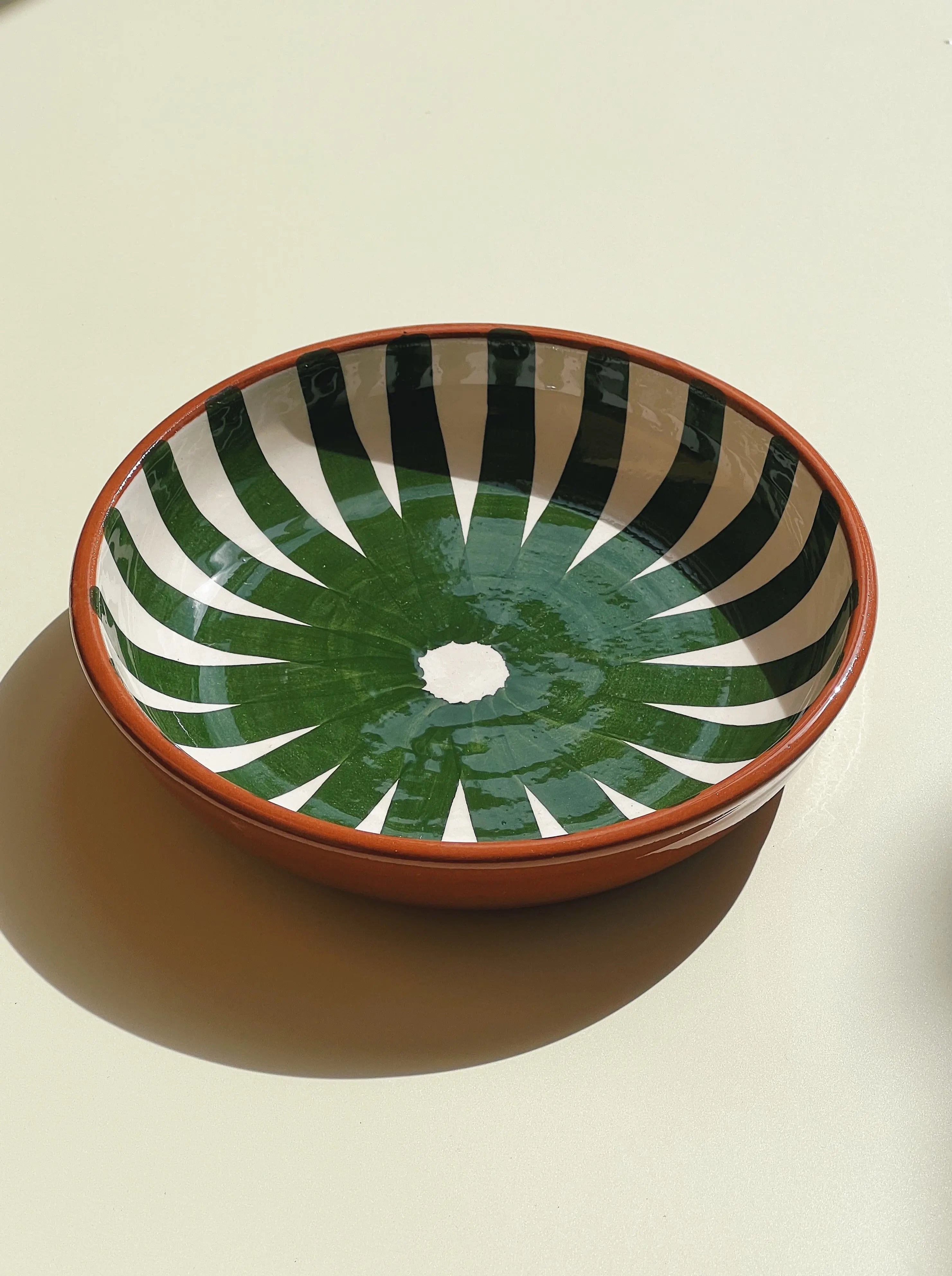 Håndlavet terracotta fad med grønne og hvide striber | Lille Casa Cubista