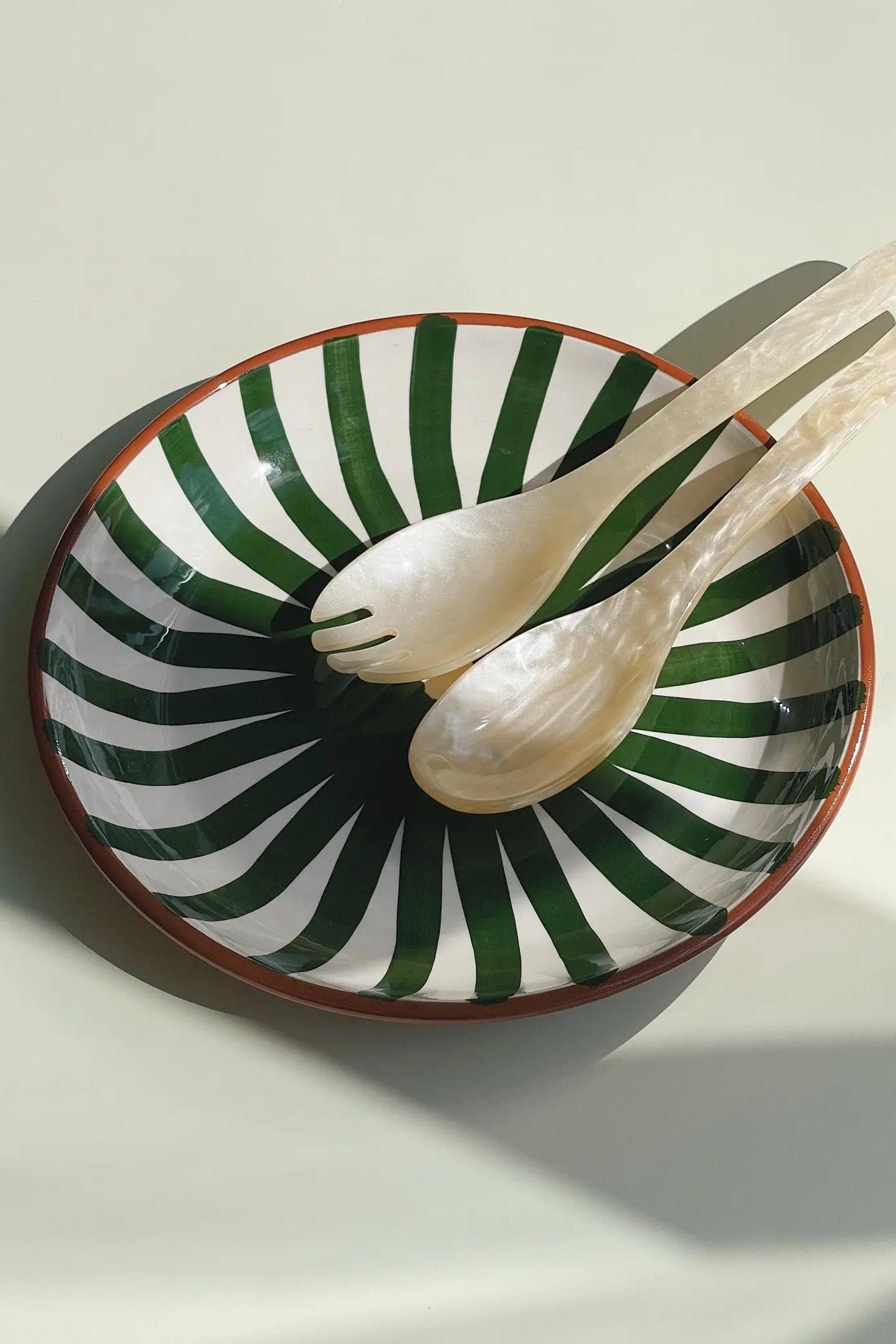 Håndlavet terracotta fad med grønne og hvide striber Casa Cubista
