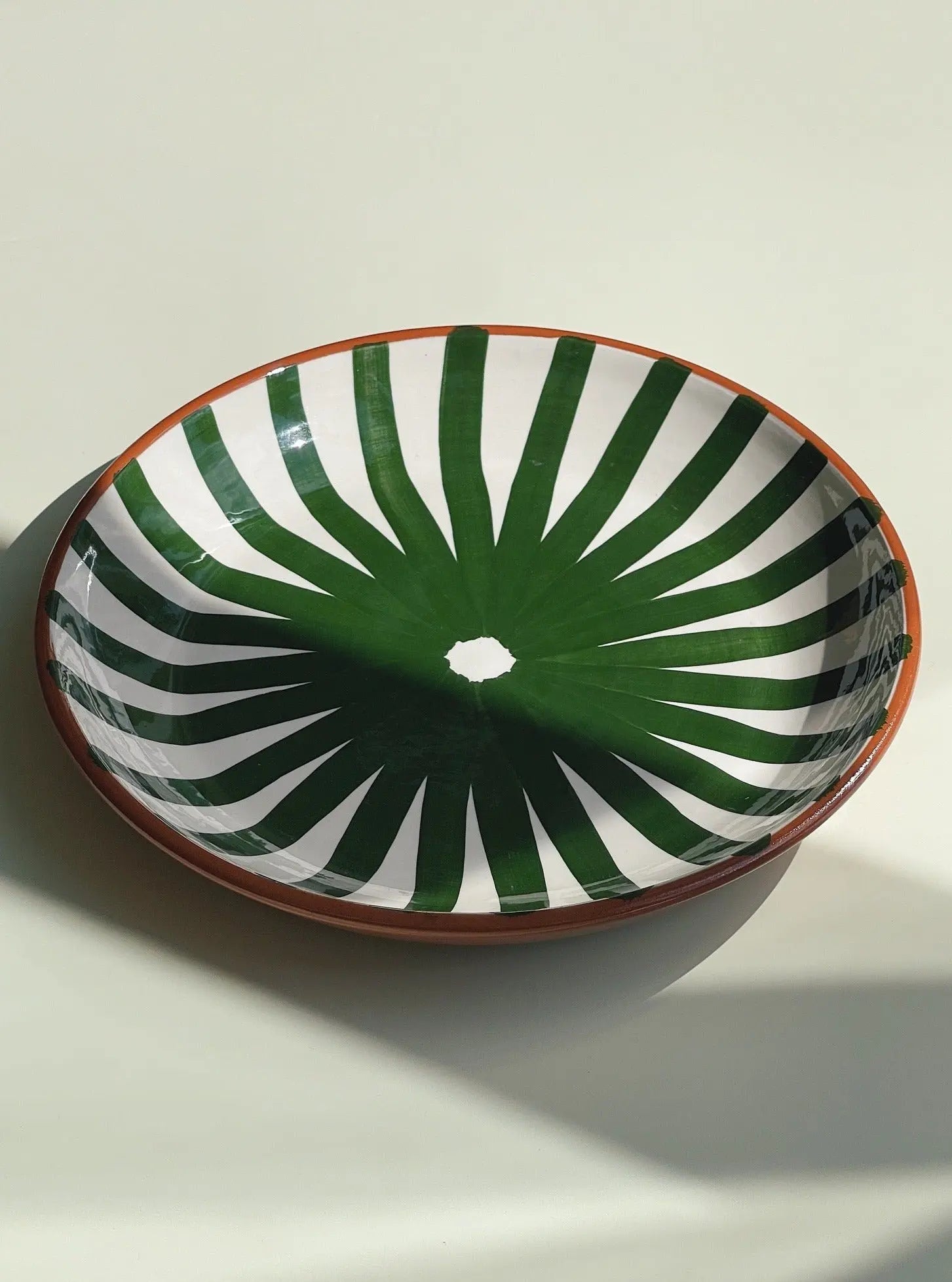 Håndlavet terracotta fad med grønne og hvide striber Casa Cubista