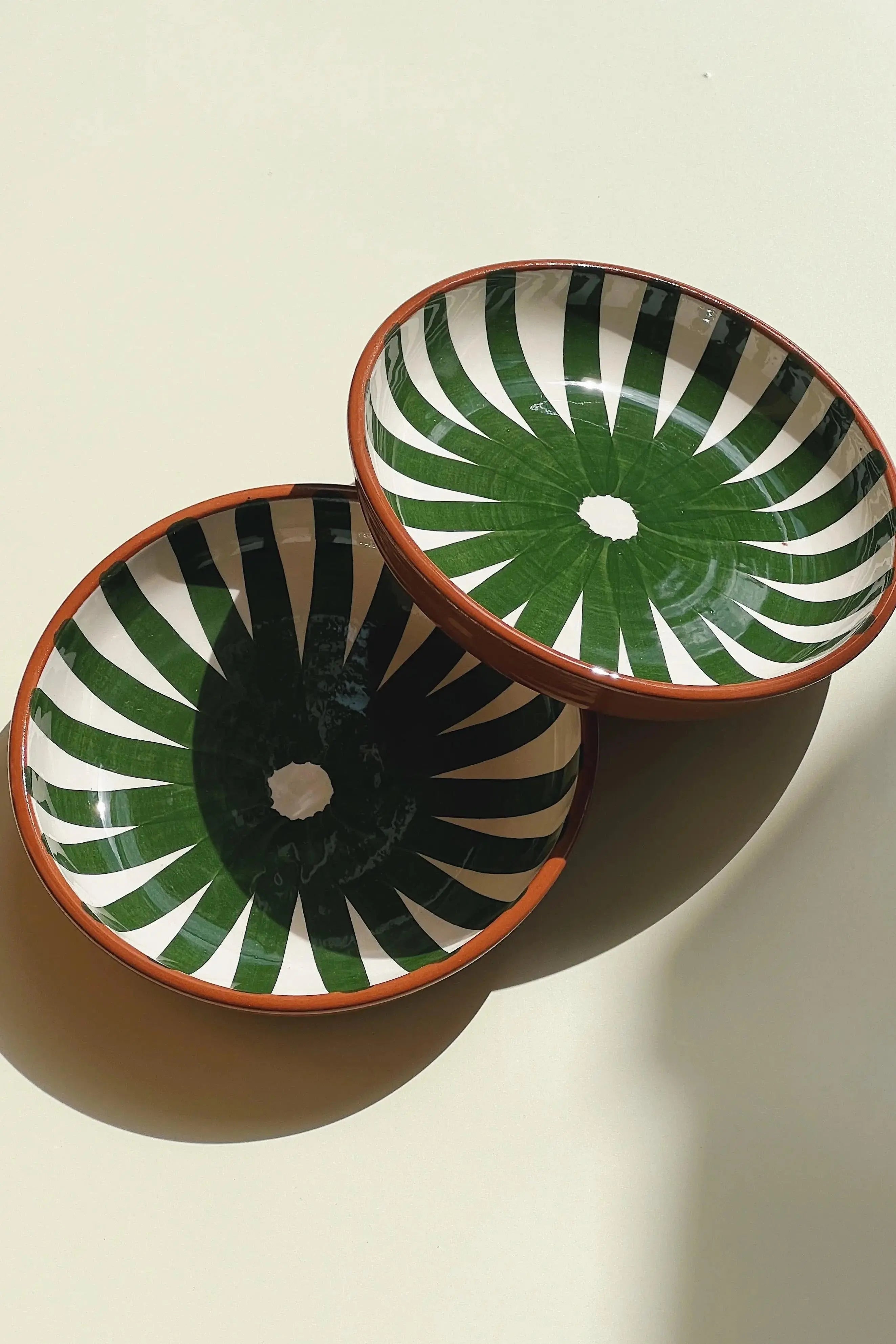 Håndlavet terracotta fad med grønne og hvide striber | Lille Casa Cubista